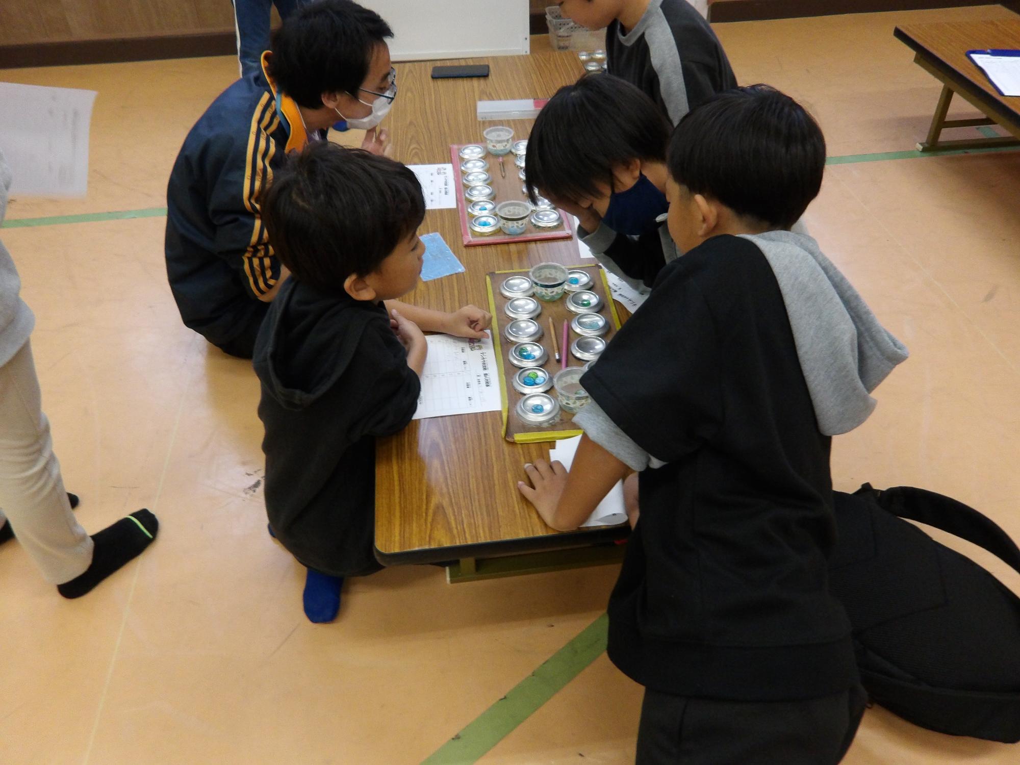 マンカラ対戦をしている写真