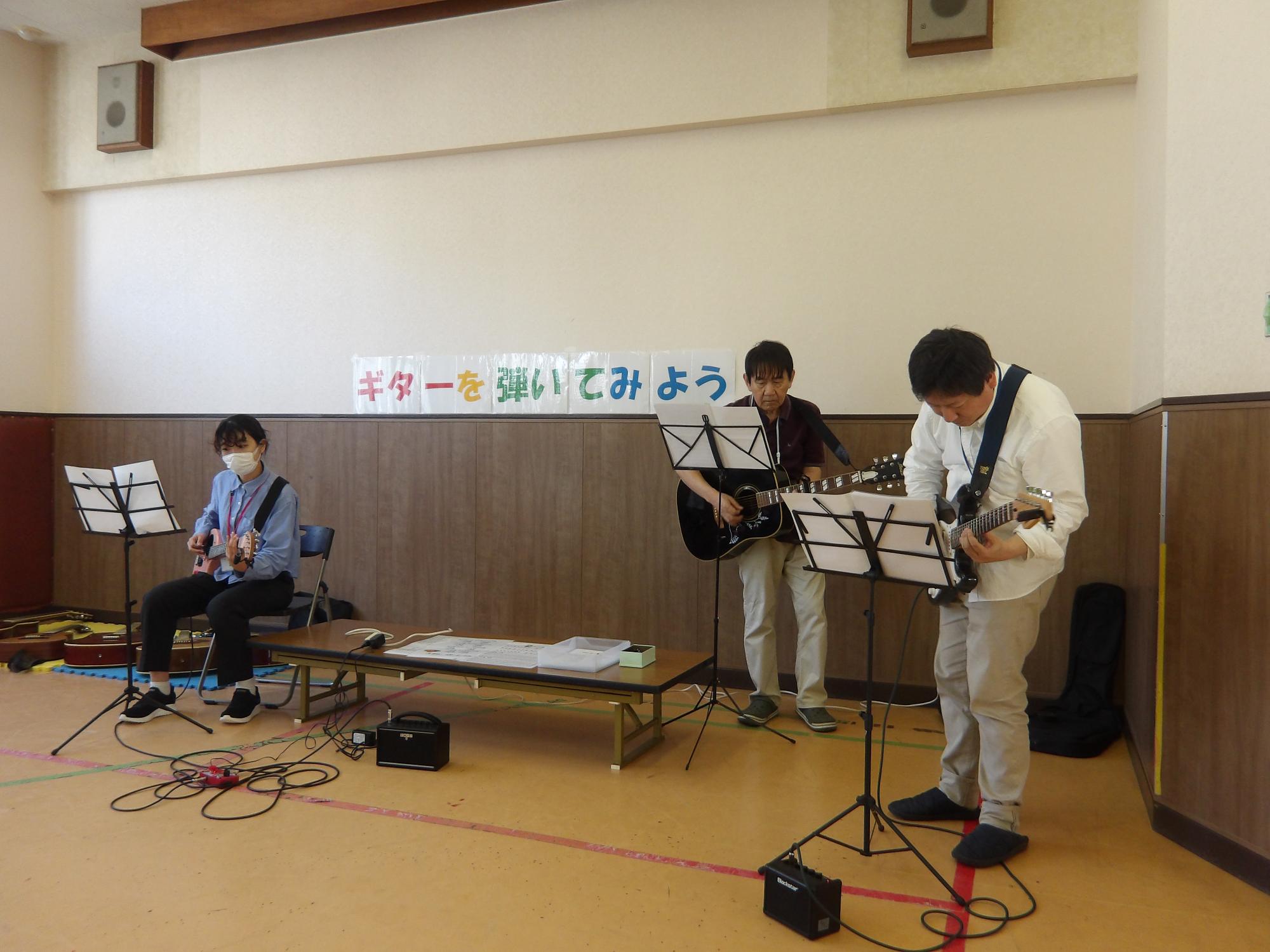 職員が演奏している写真