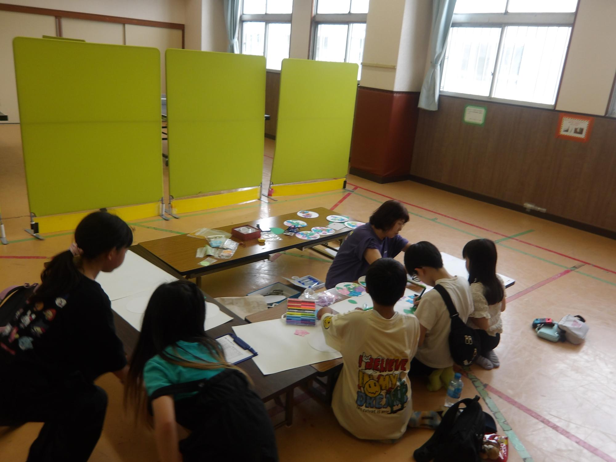 作品を作っている子どもたちの写真