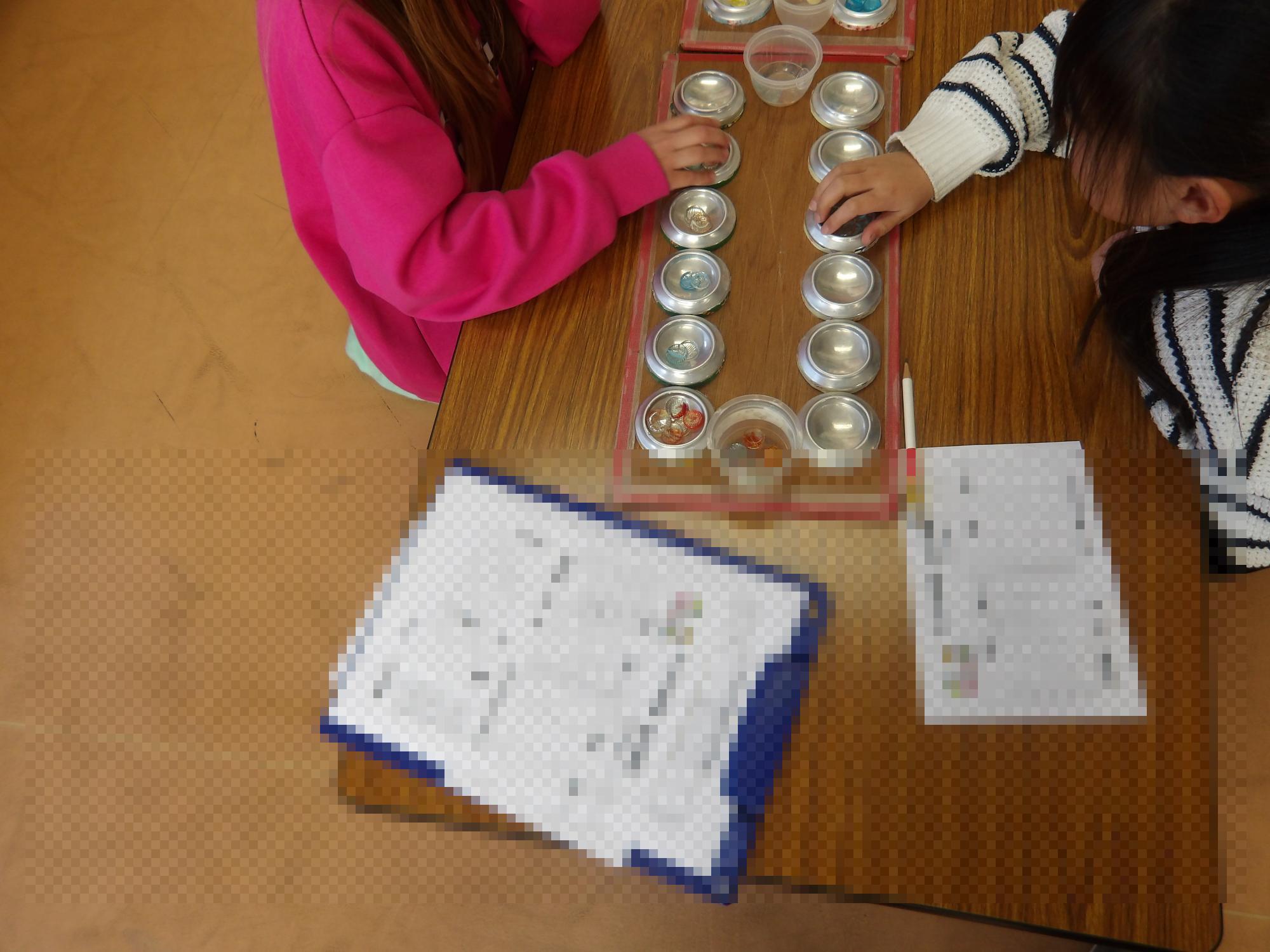 マンカラ対戦をしている写真