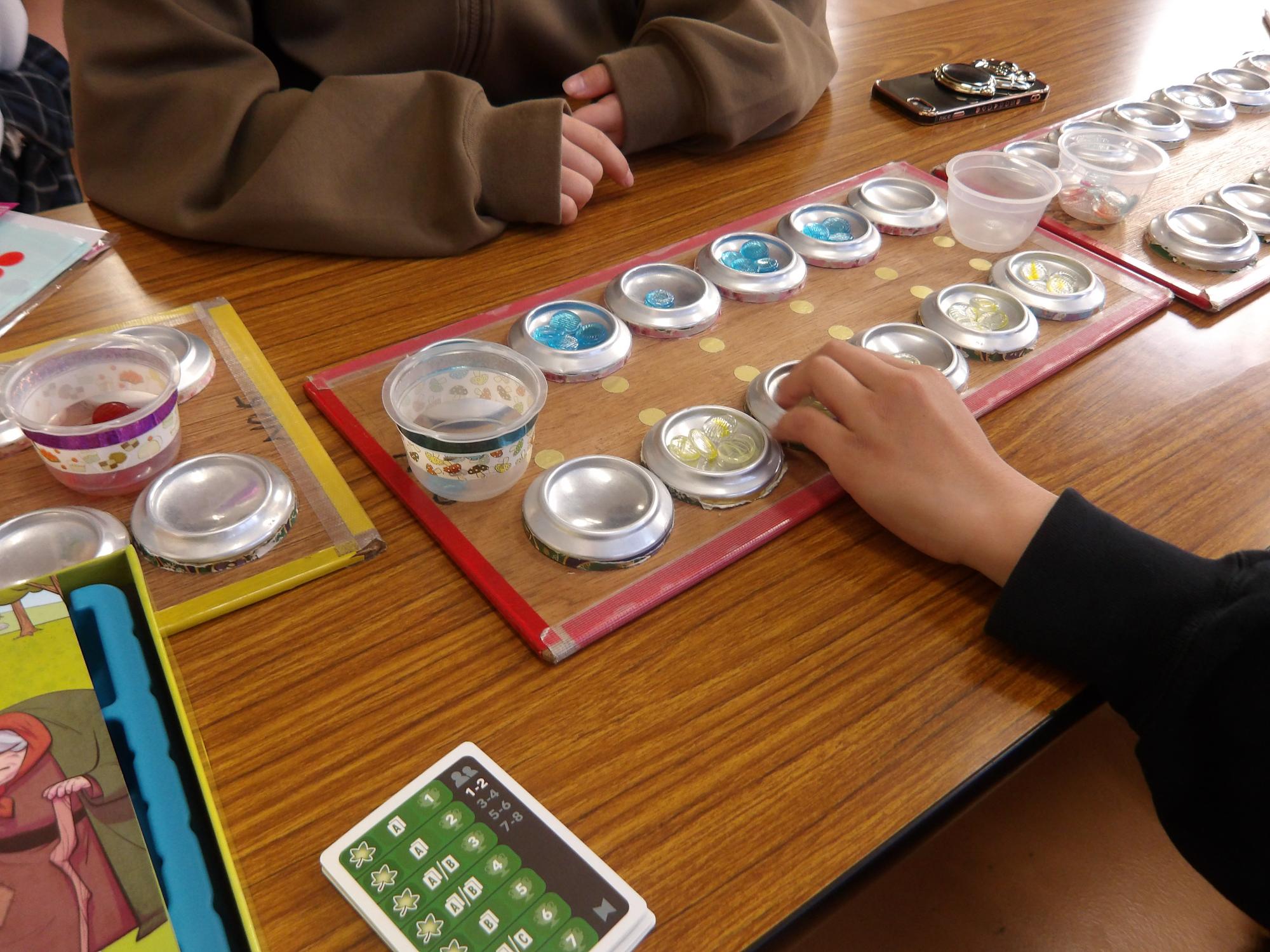 マンカラ対戦をしている写真