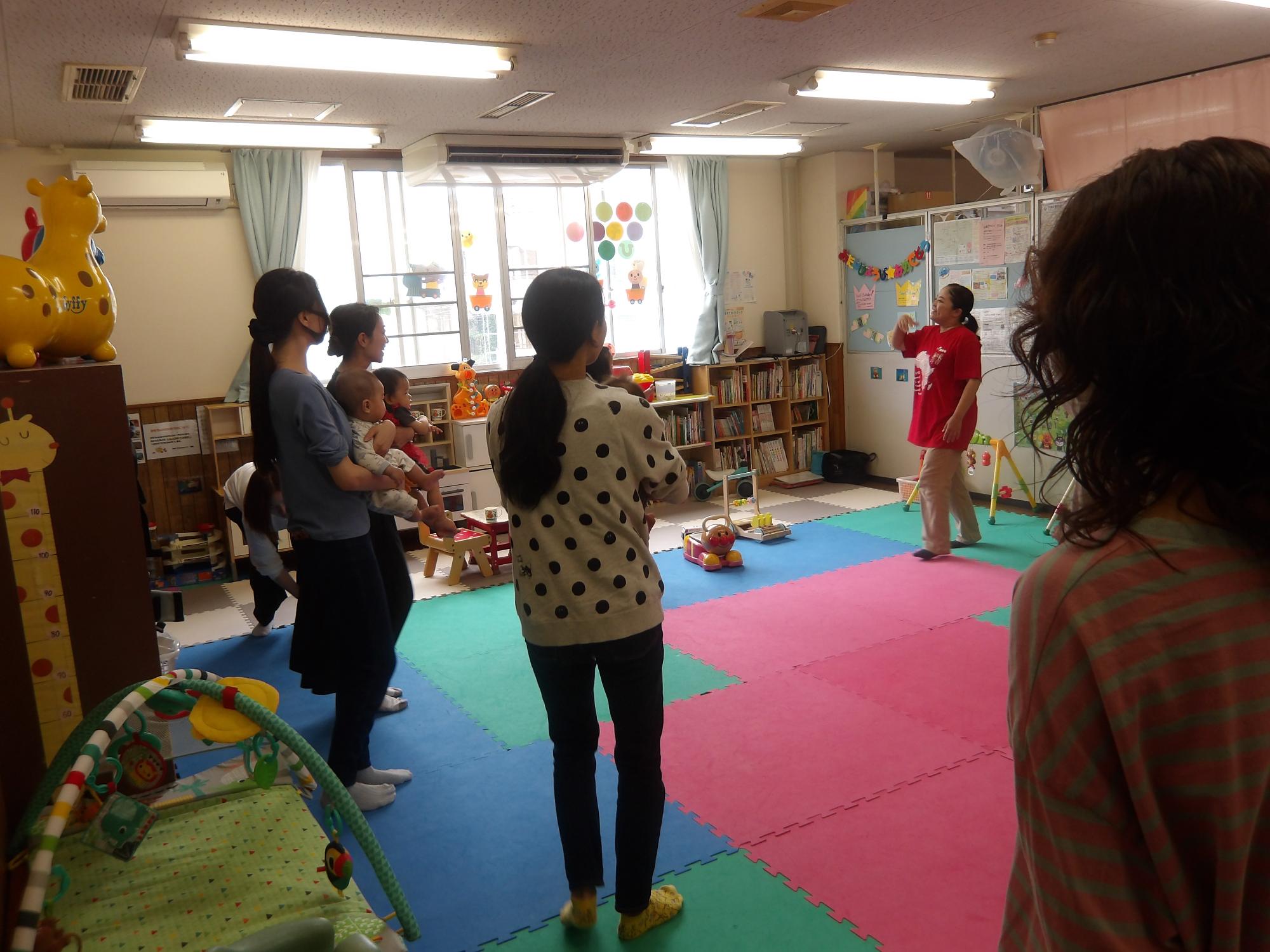 リズム遊びをしている写真