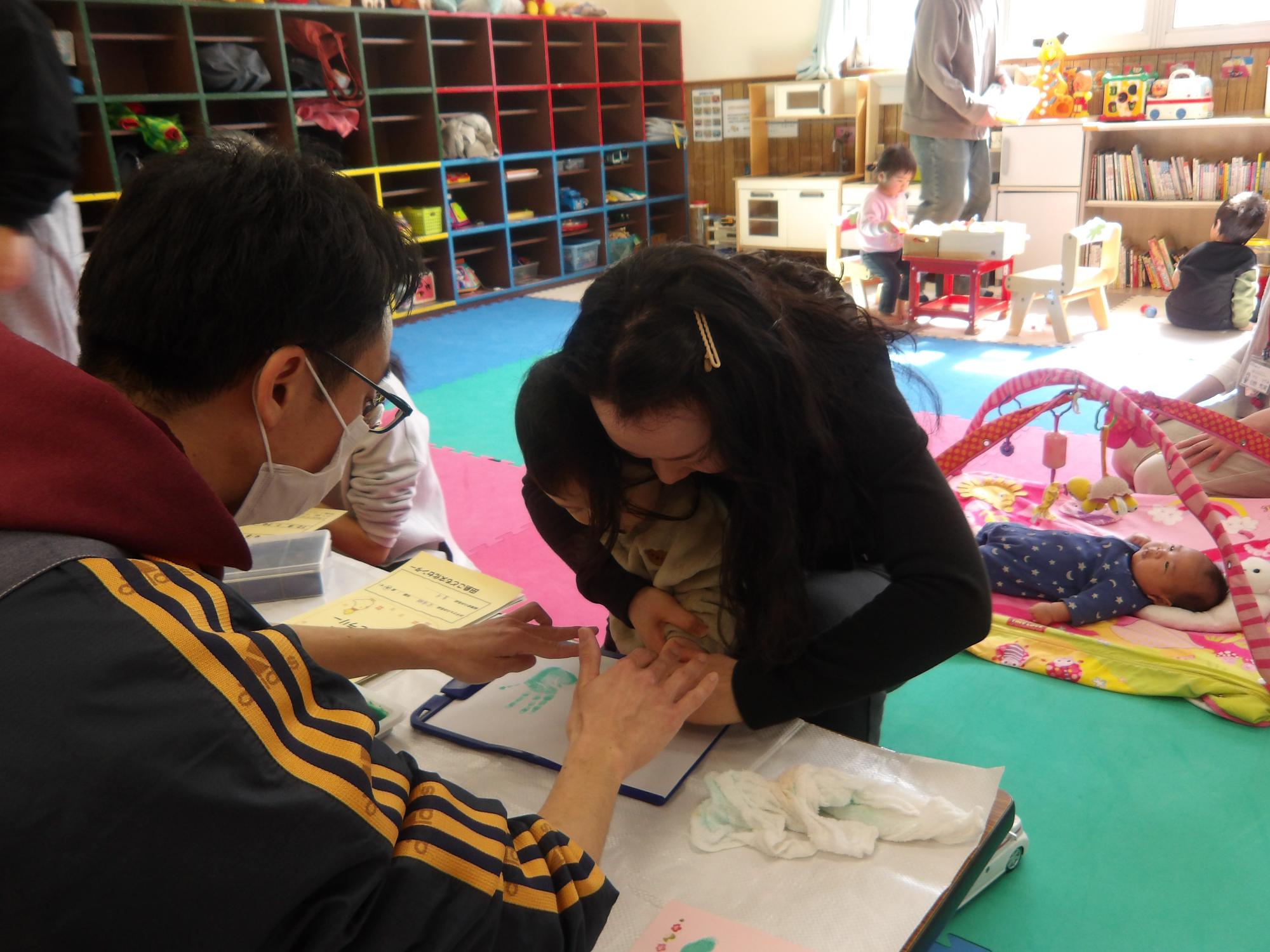 手形スタンプを押している様子の写真