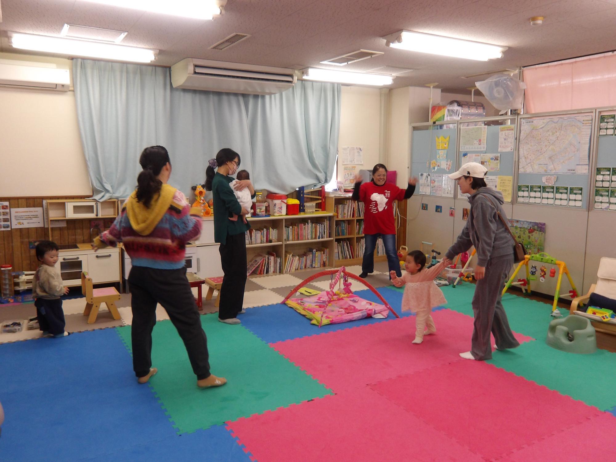 多言語で遊んでいる様子の写真