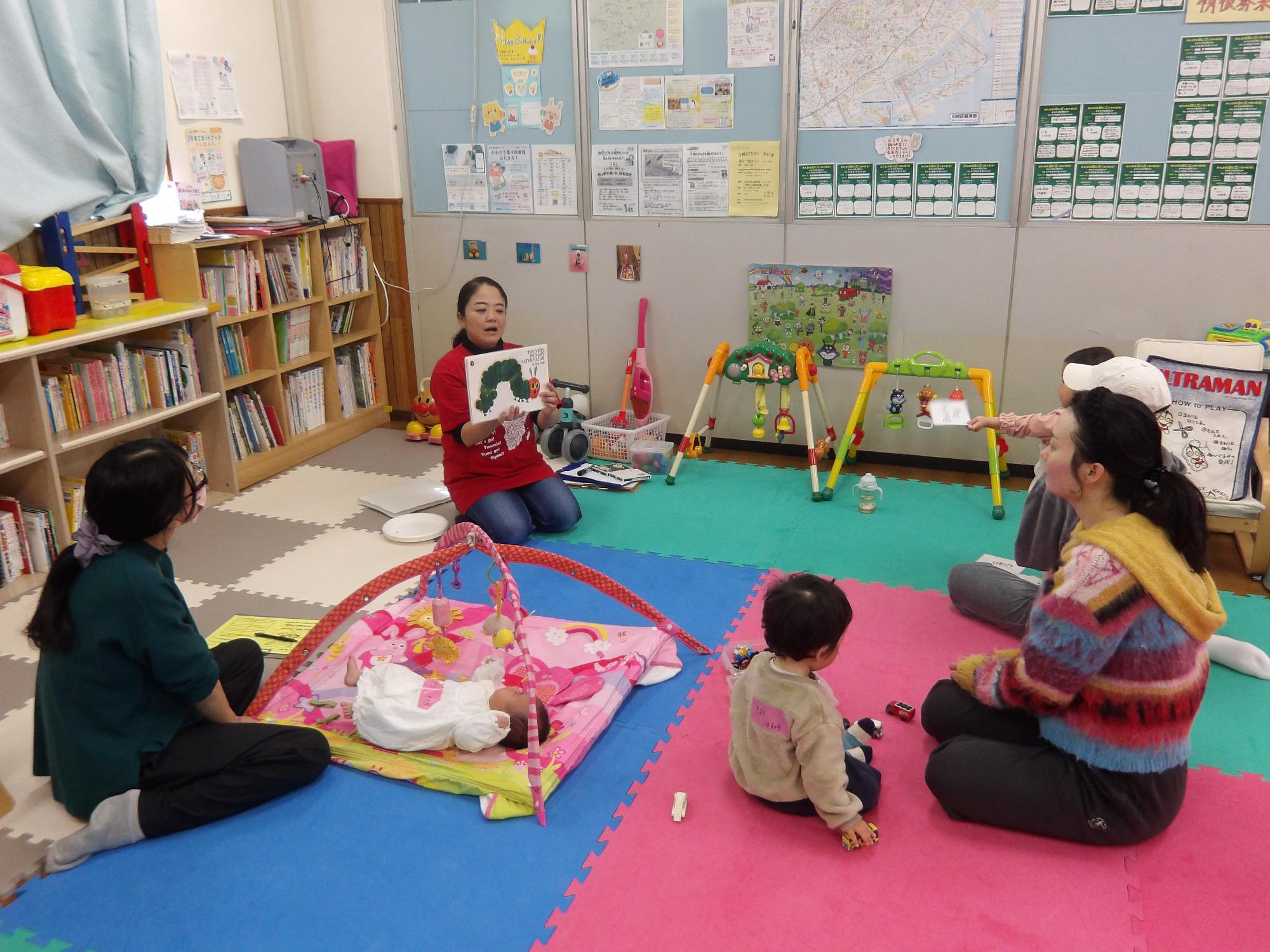 多言語で読み聞かせをしている様子の写真