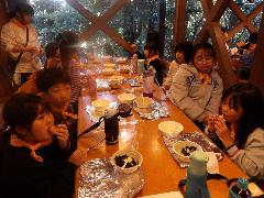 キャンプ場で朝食
