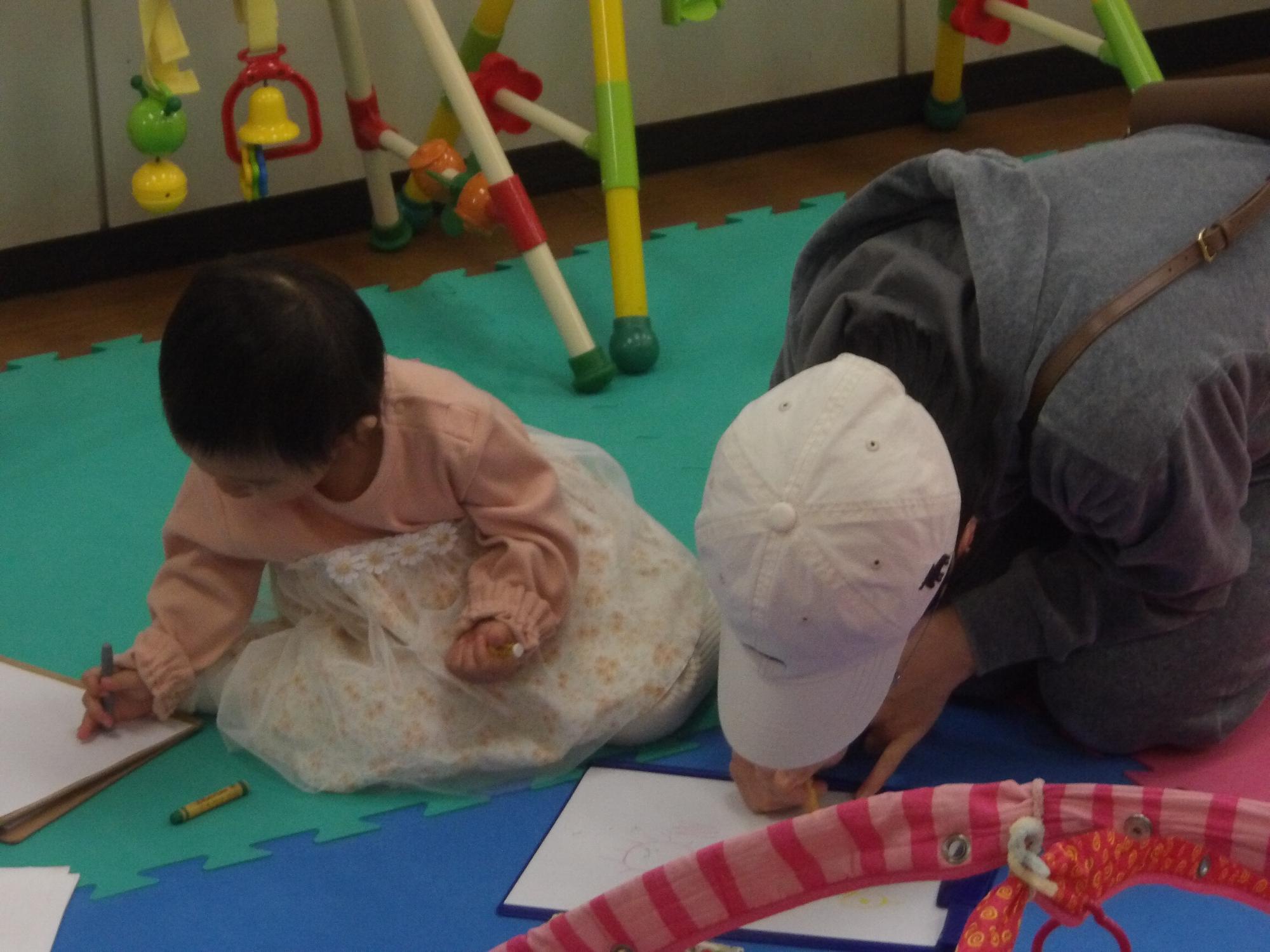 絵を描いている様子の写真