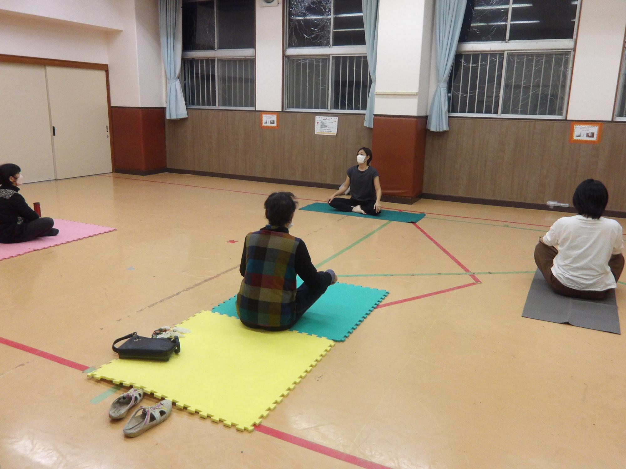 ヨガをしている様子の写真