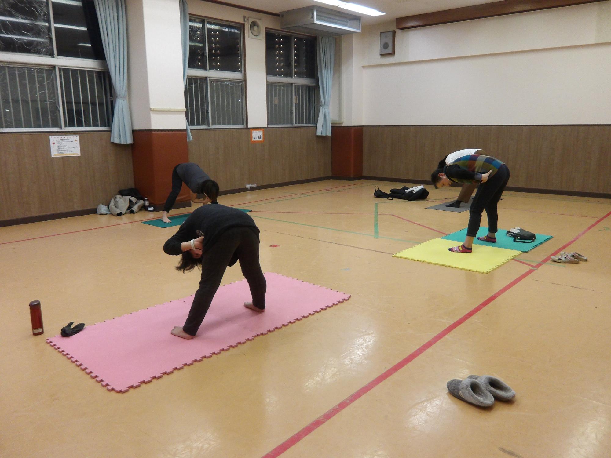 ヨガをしている様子の写真