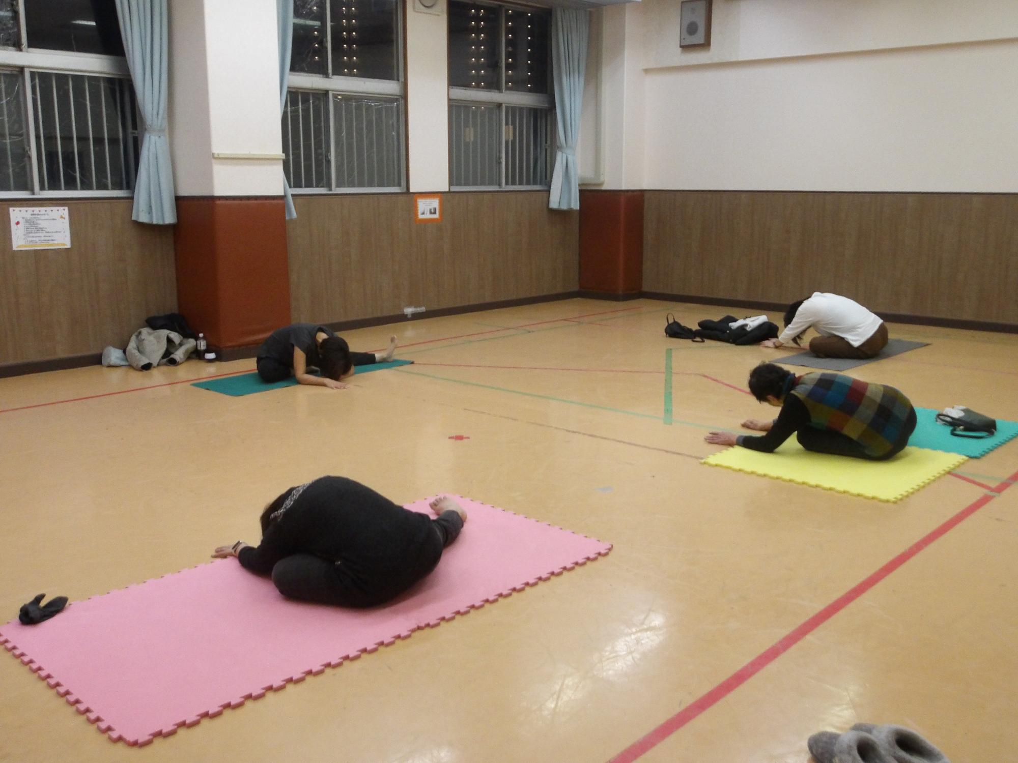 ヨガをしている様子の写真