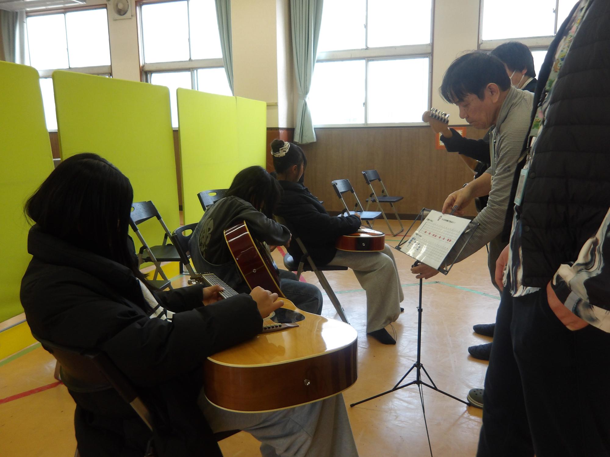 ギター体験をしている様子の写真