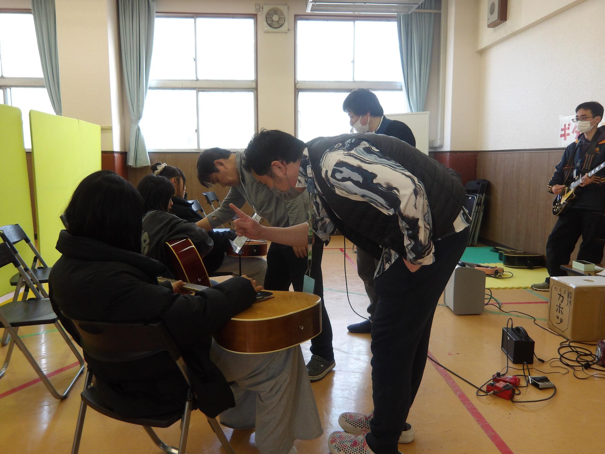 ギター体験をしている様子の写真