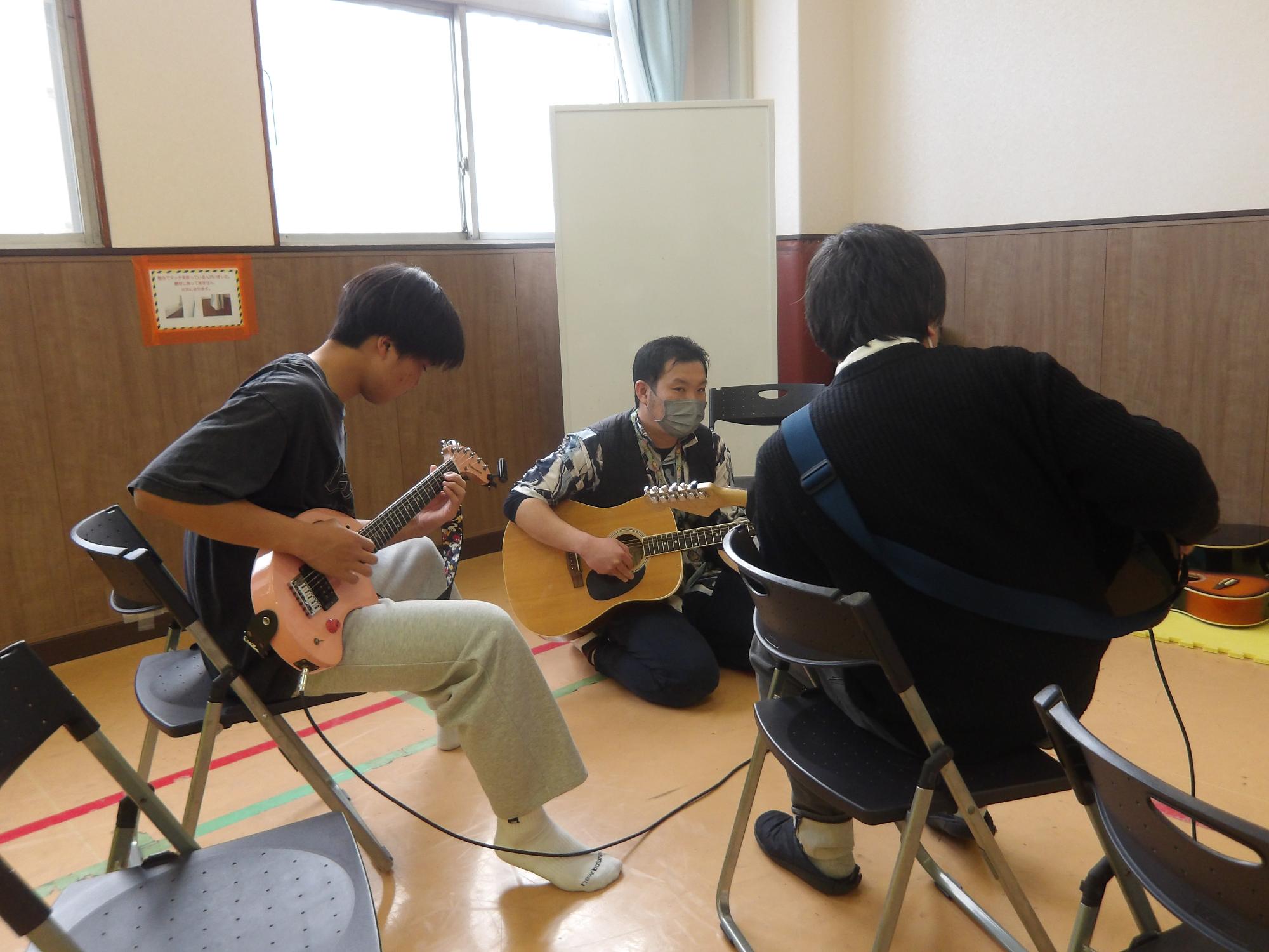 ギター体験をしている様子の写真