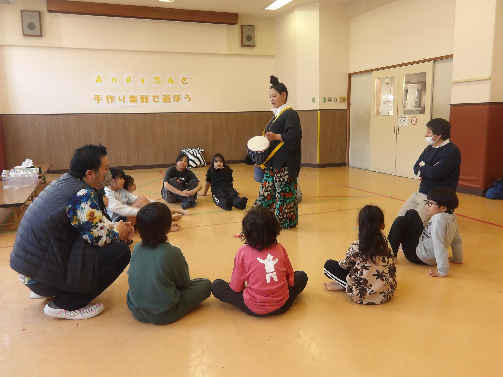 ジャンベを体験している様子の写真