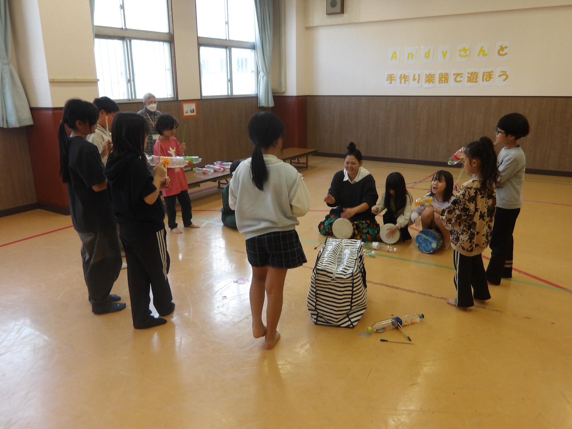 みんなで演奏をしている様子の写真