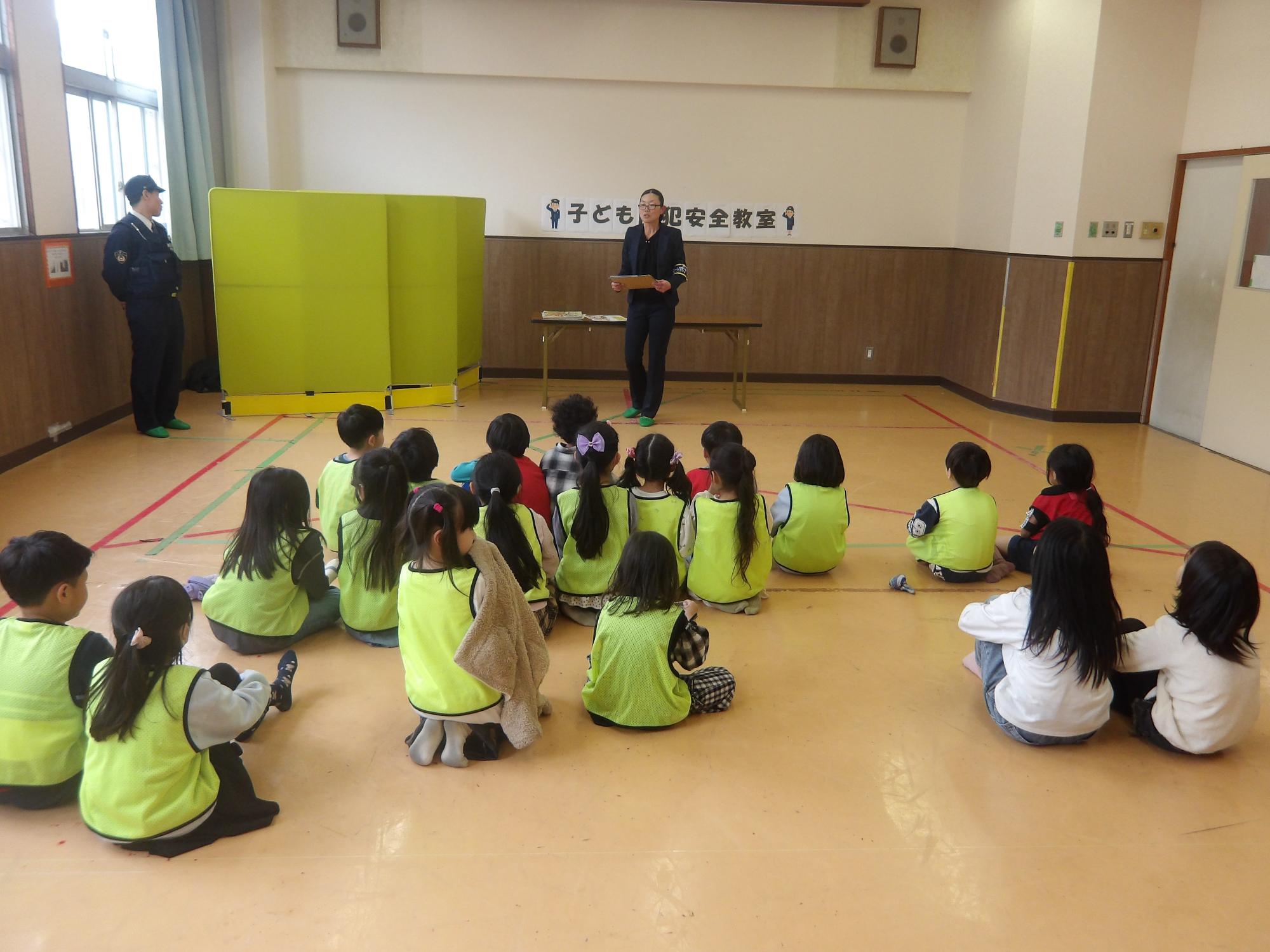 臨港警察署の方が安全について話をしている様子の写真