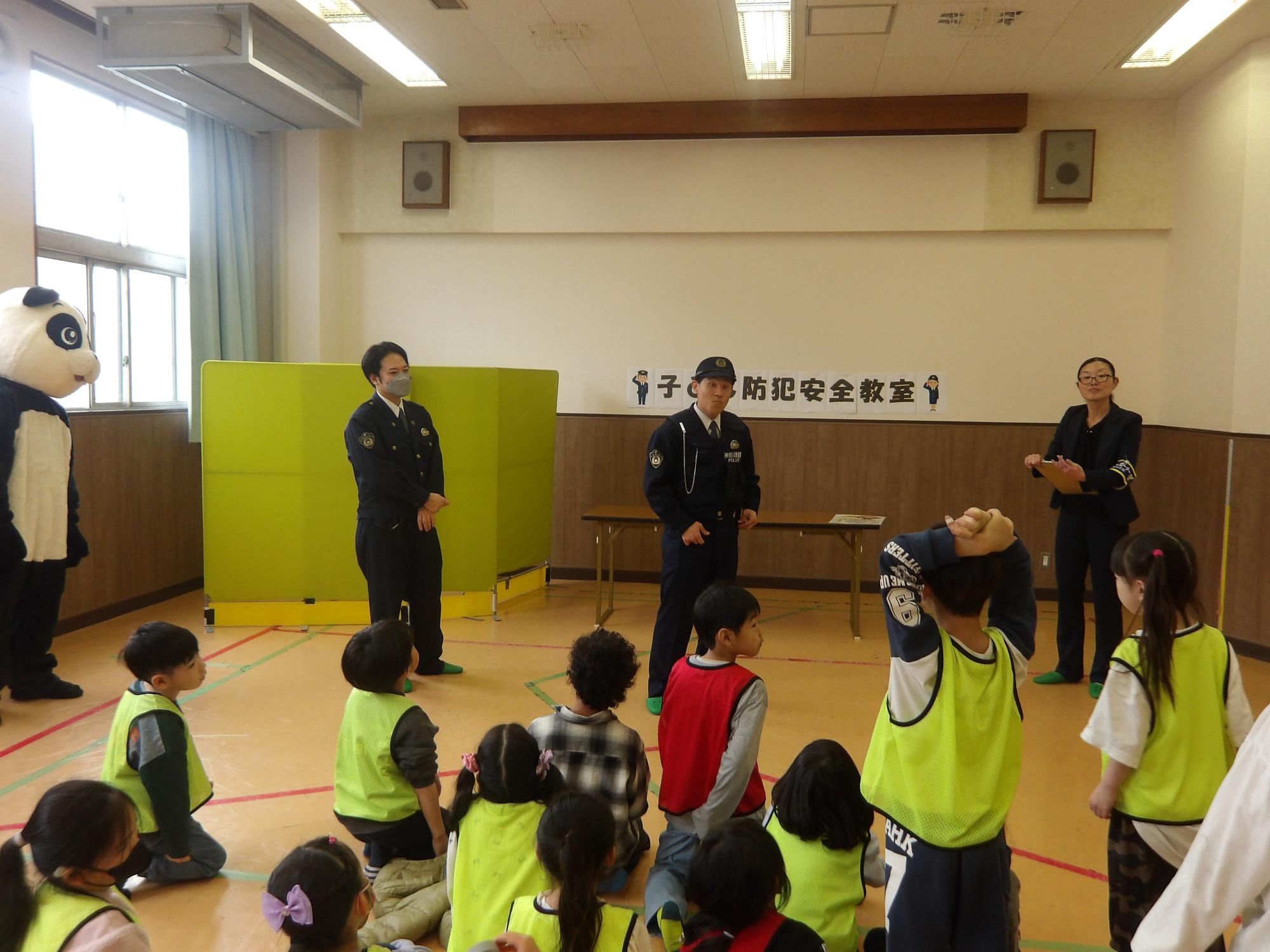 警察官の方が安全についての話をしている様子