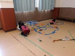レール作りに夢中。