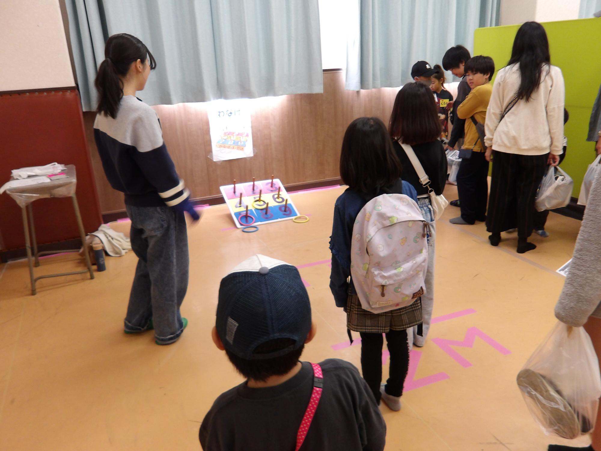 ゲームコーナーのわなげで遊んでいる様子の写真