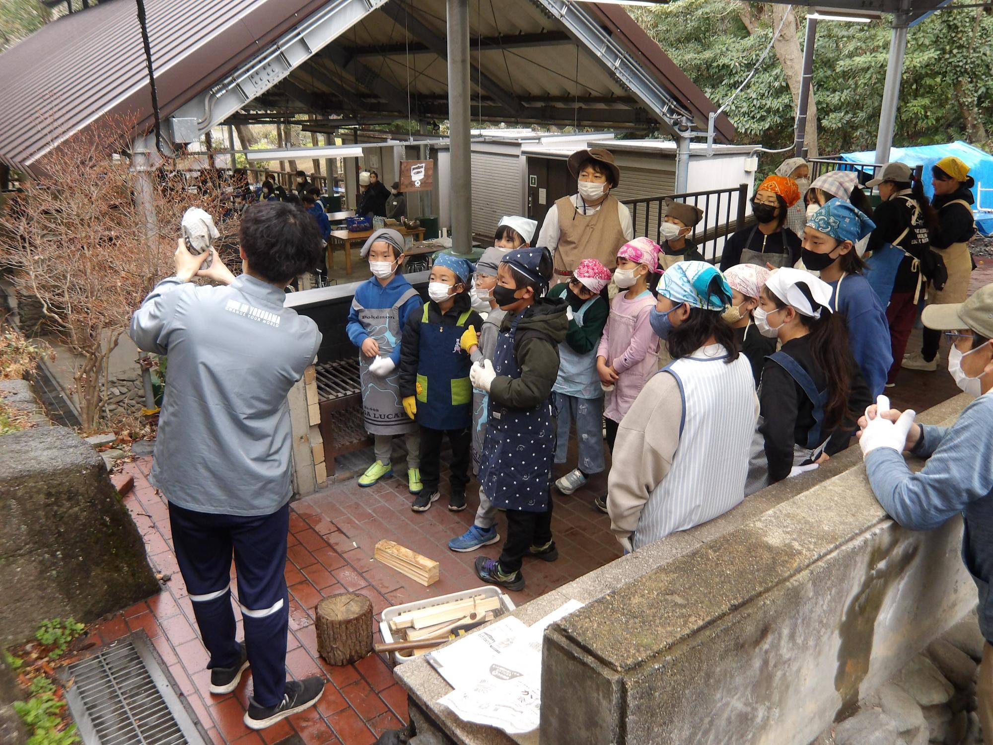 薪割り体験をしている様子の写真