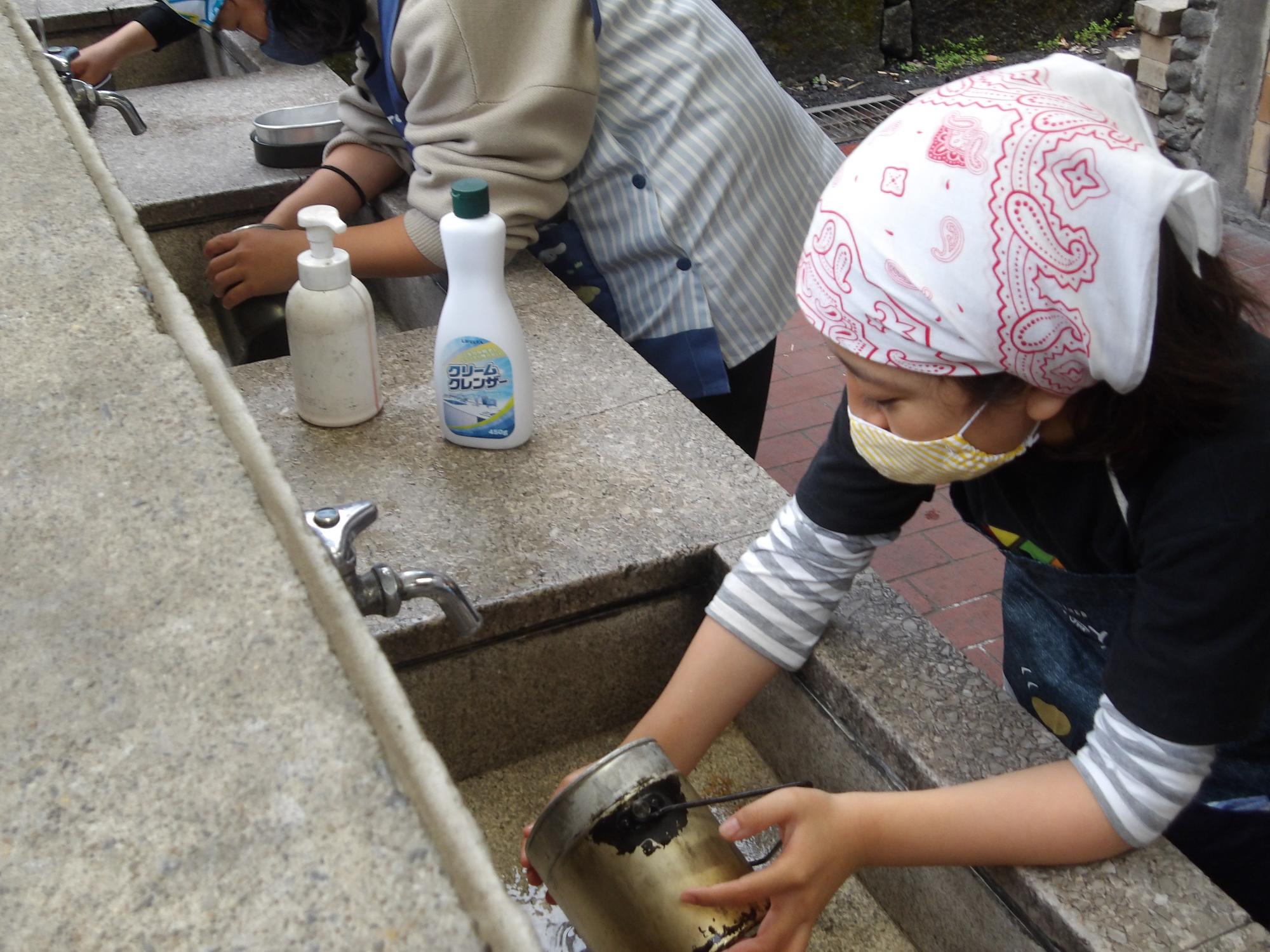 お米を研いでいる様子の写真