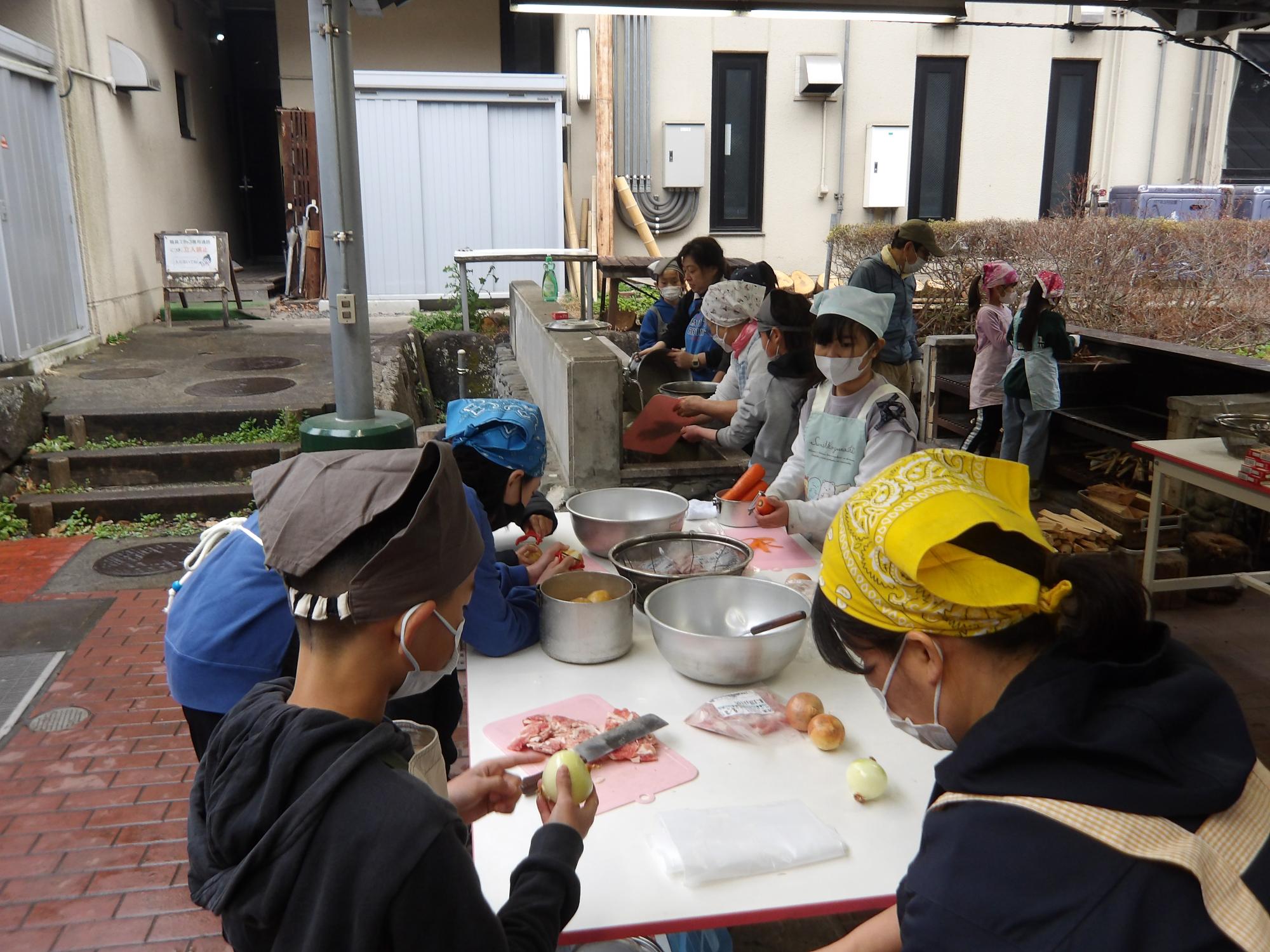 野菜を切っている様子の写真