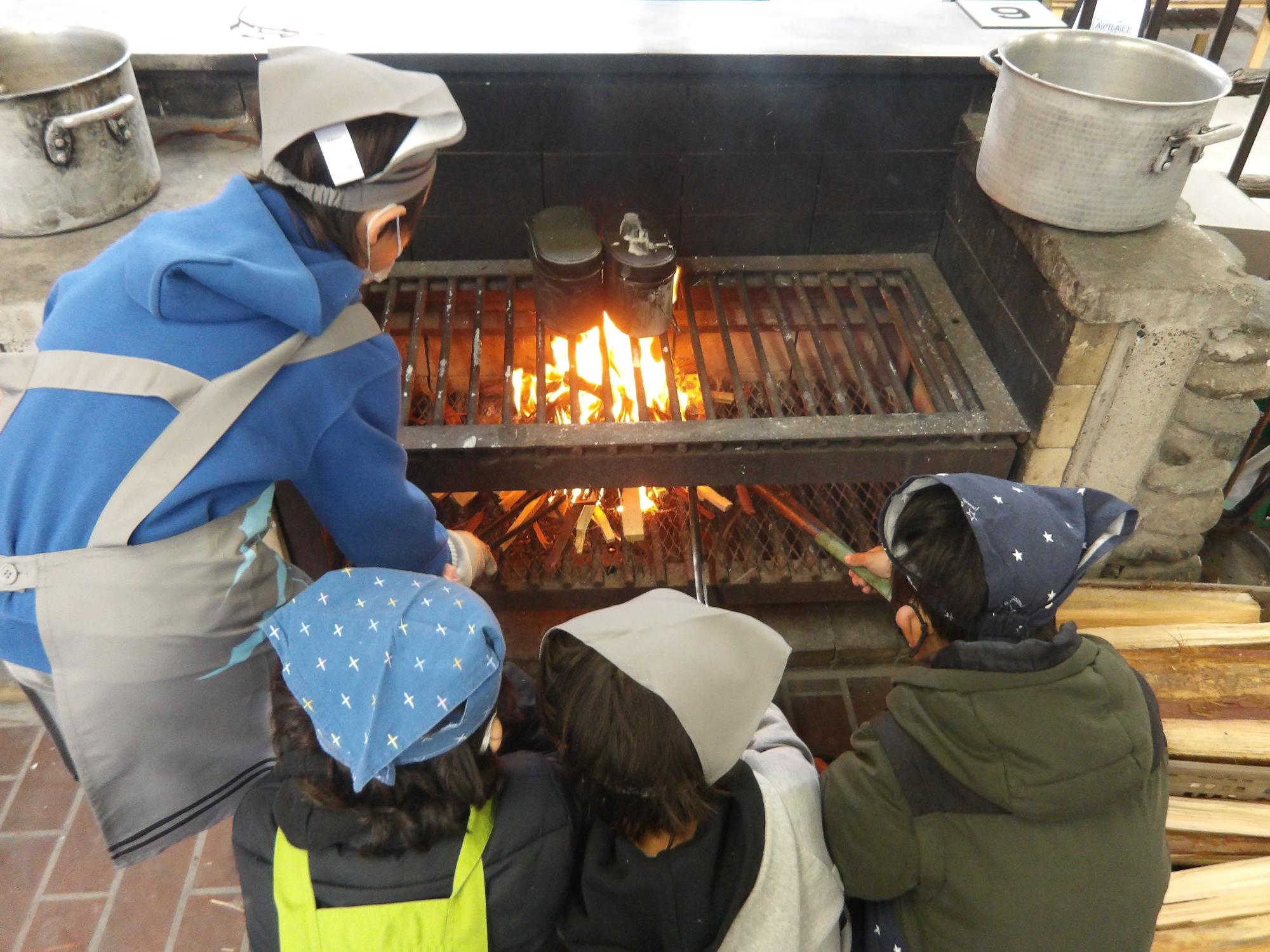 飯盒炊飯をしている様子の写真