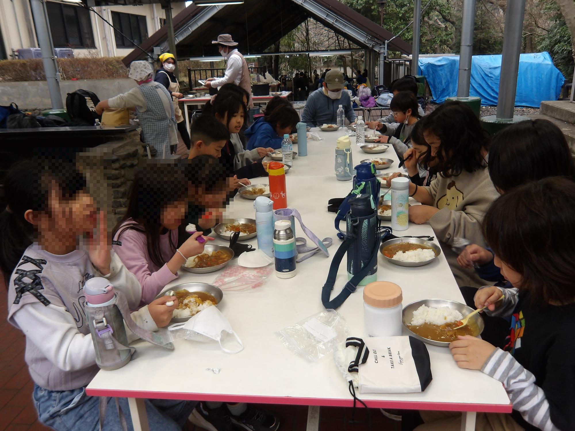 カレーを食べている様子の写真
