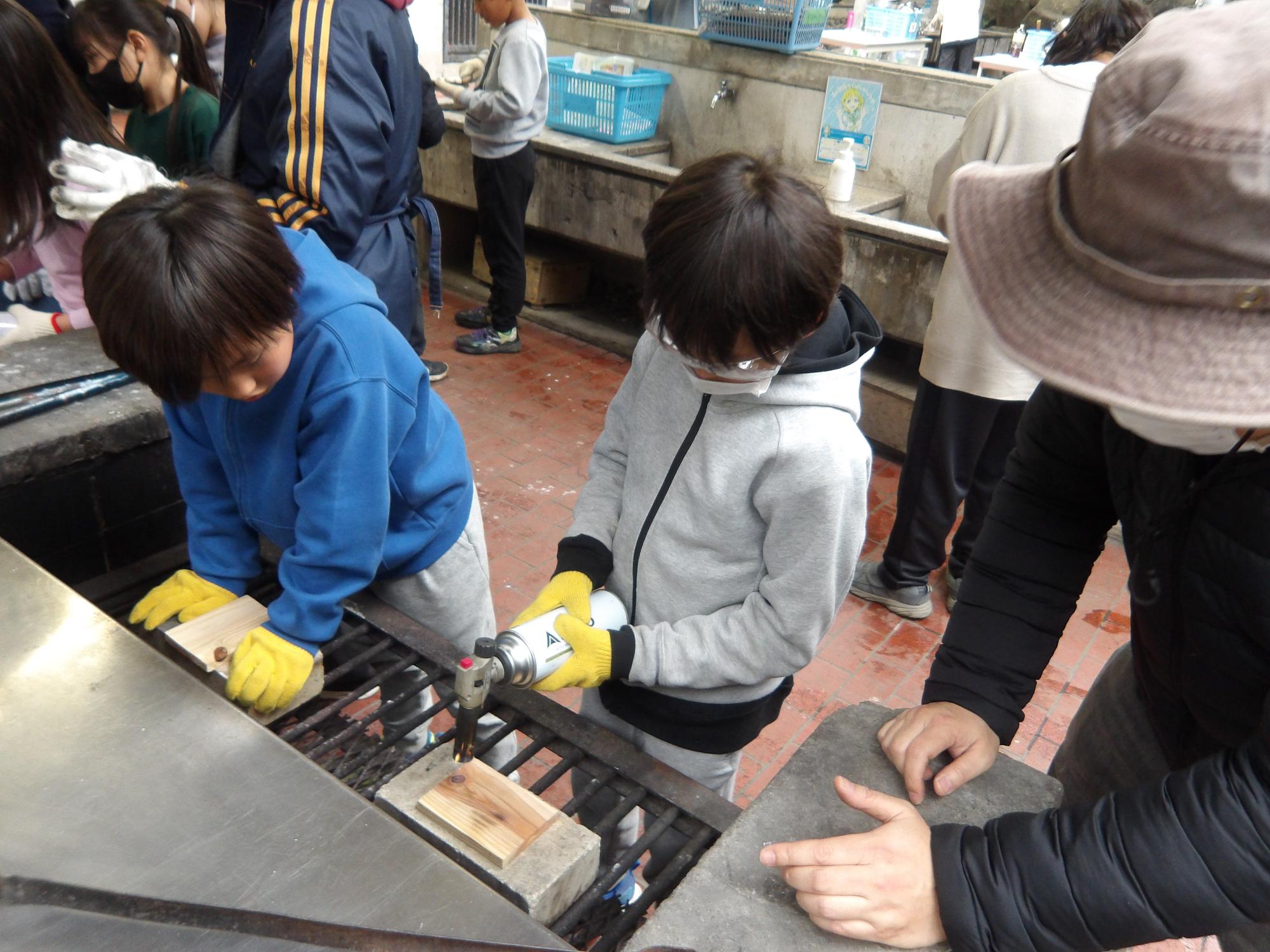 焼き板の作業をしている様子の写真