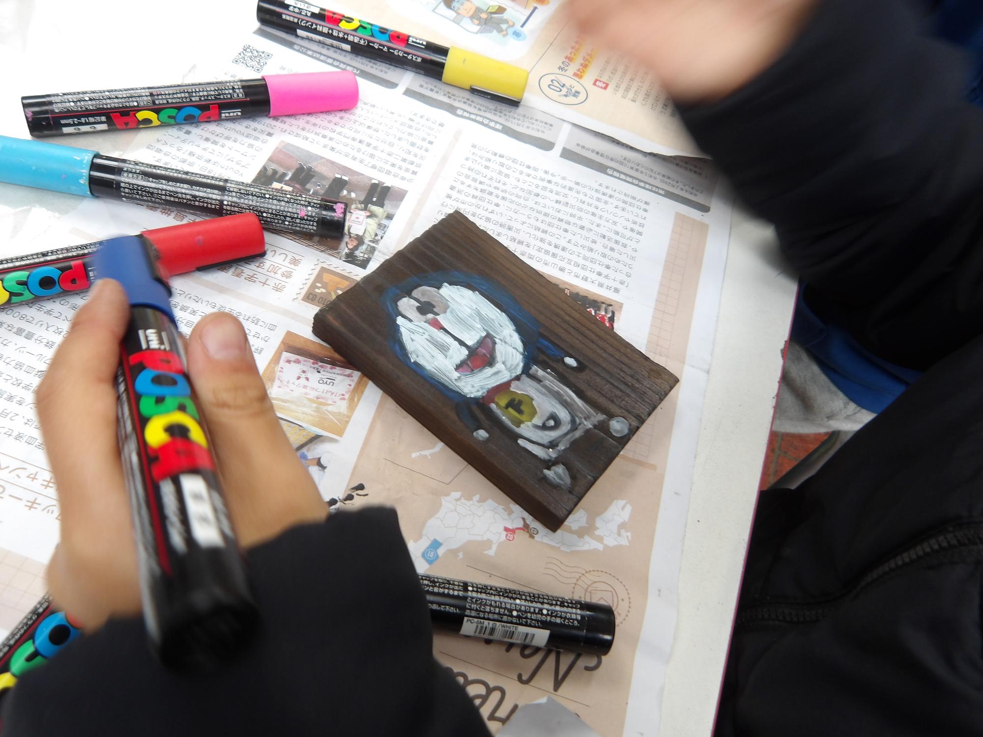 焼き板に描いた絵の写真