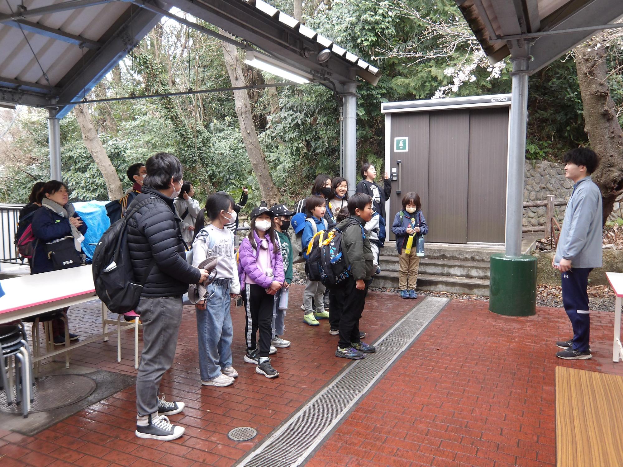 キャンプ場の職員とあいさつをしている様子の写真