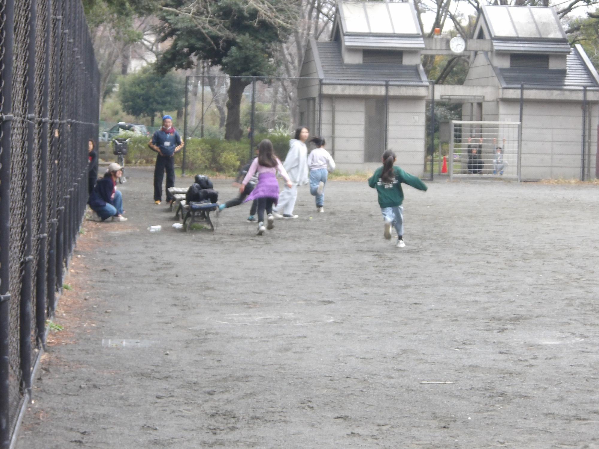 おにごっこをしている様子の写真