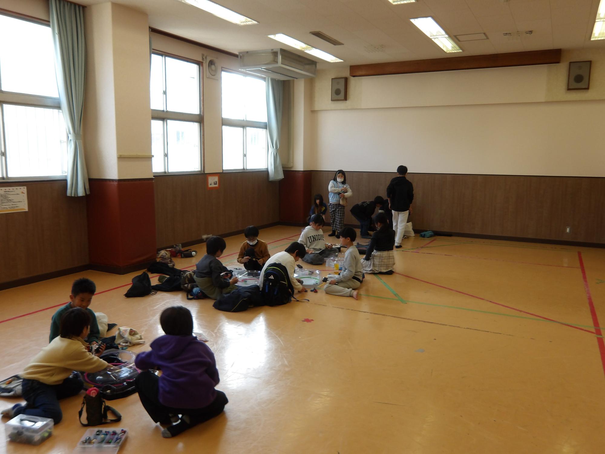 ベイブレード大会の練習をしている様子の写真