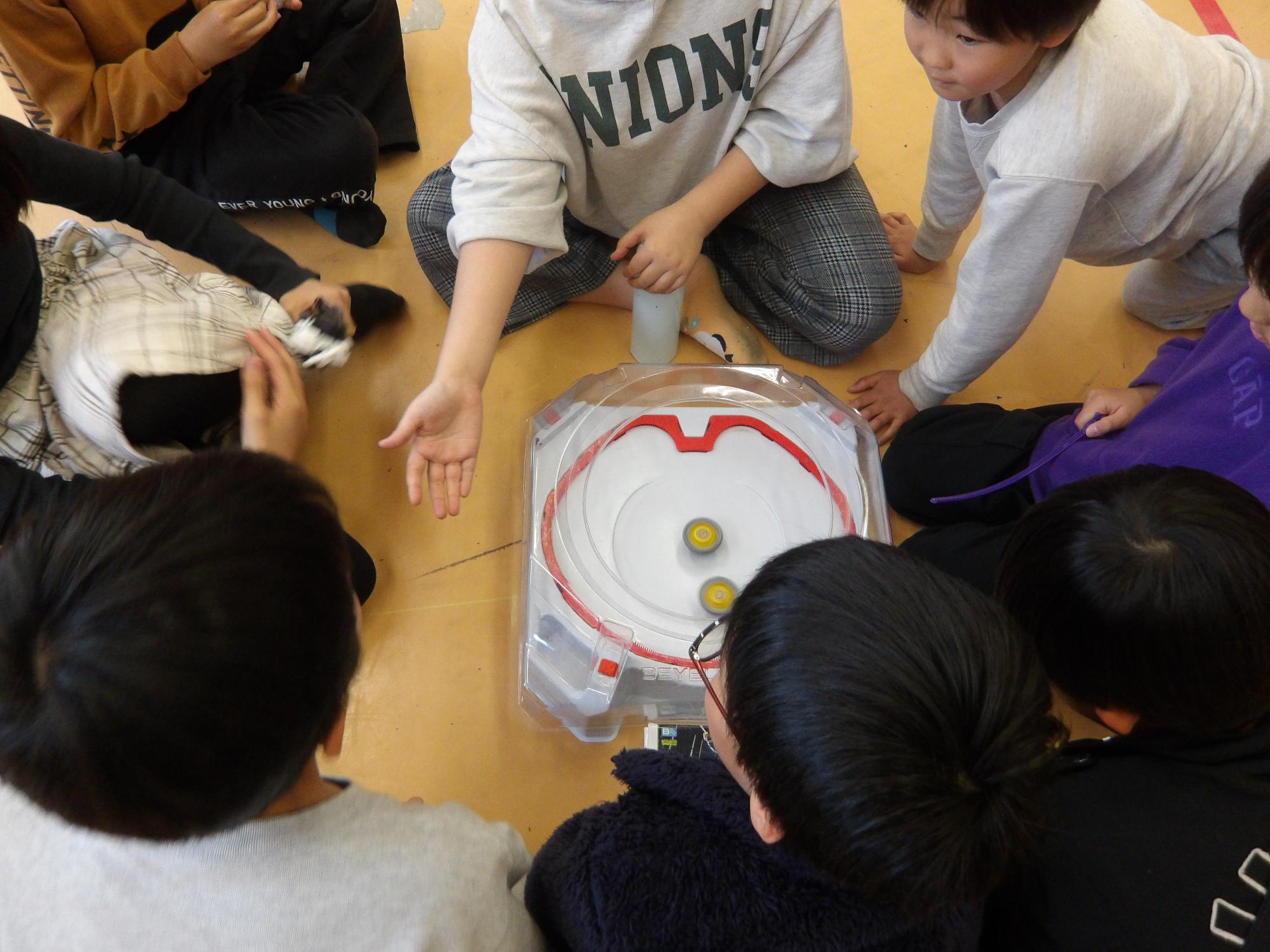 ベイブレード大会の試合の様子の写真