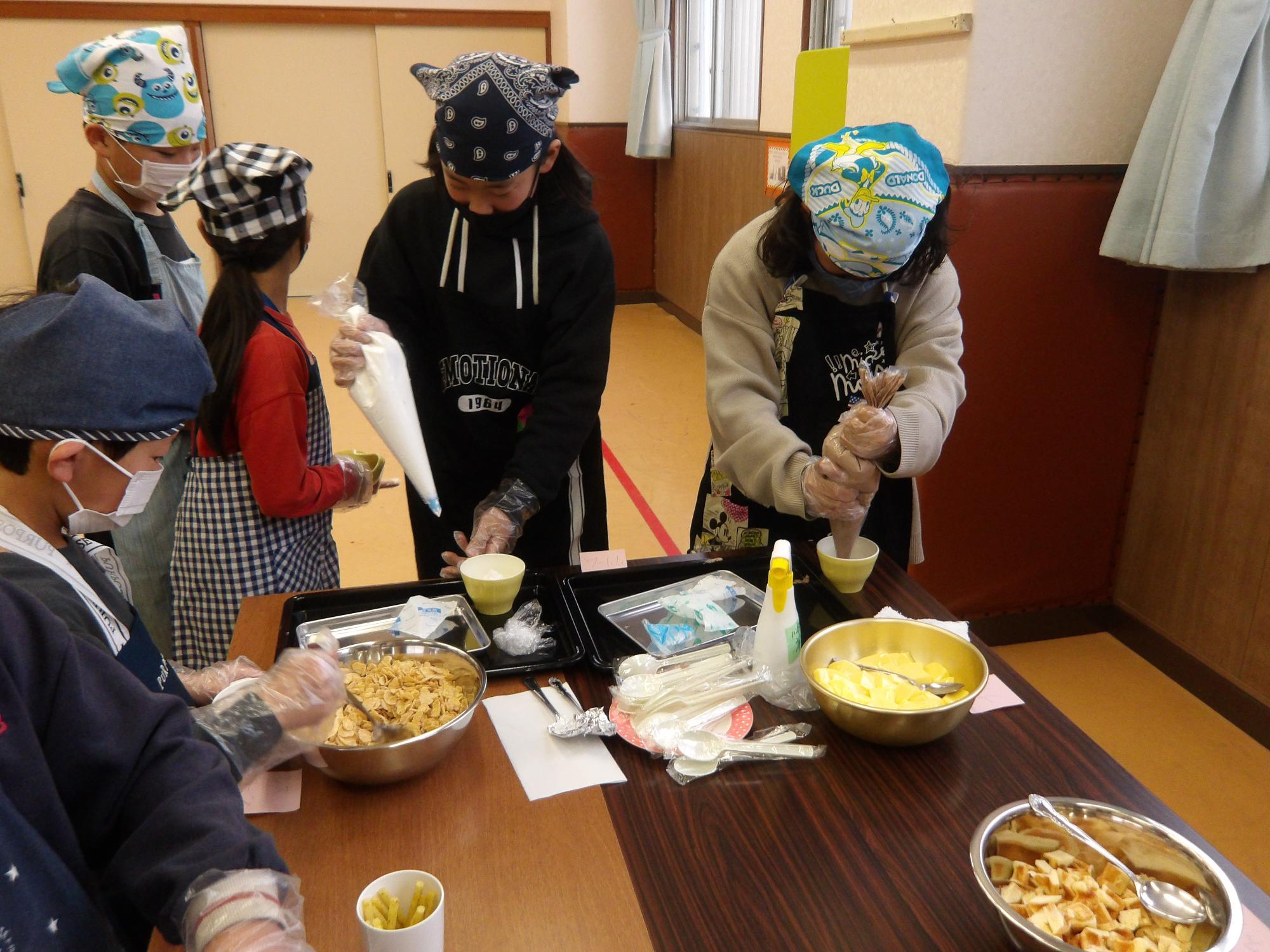 パフェを作っている様子の写真