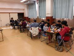 集会室でカレーを食べる