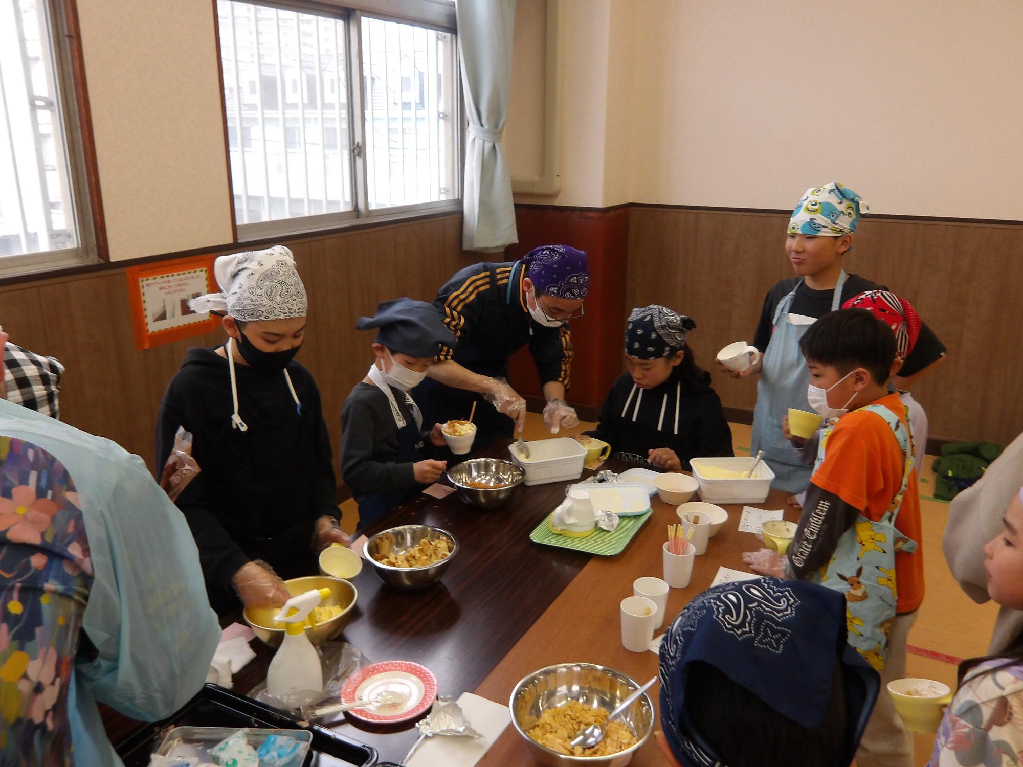 パフェを作っている様子の写真