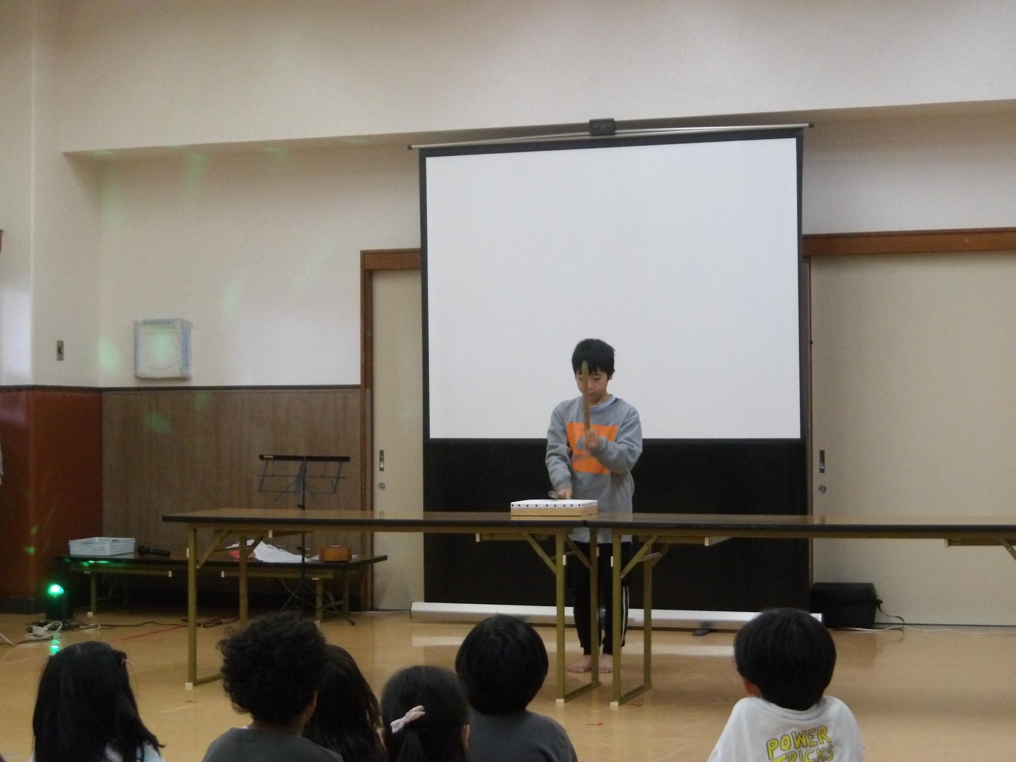 太鼓の演奏をしている様子の写真