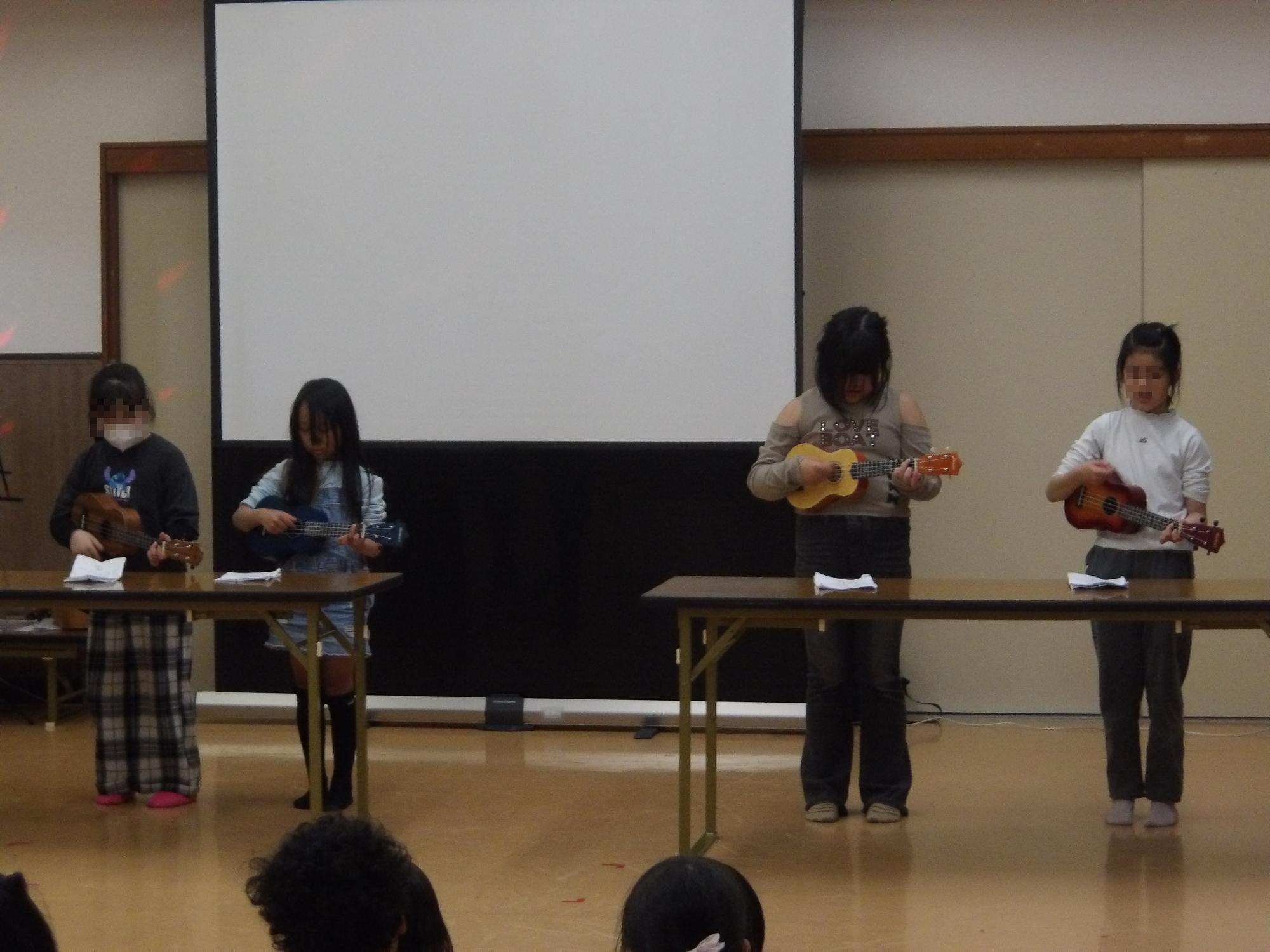 ウクレレをしている様子の写真