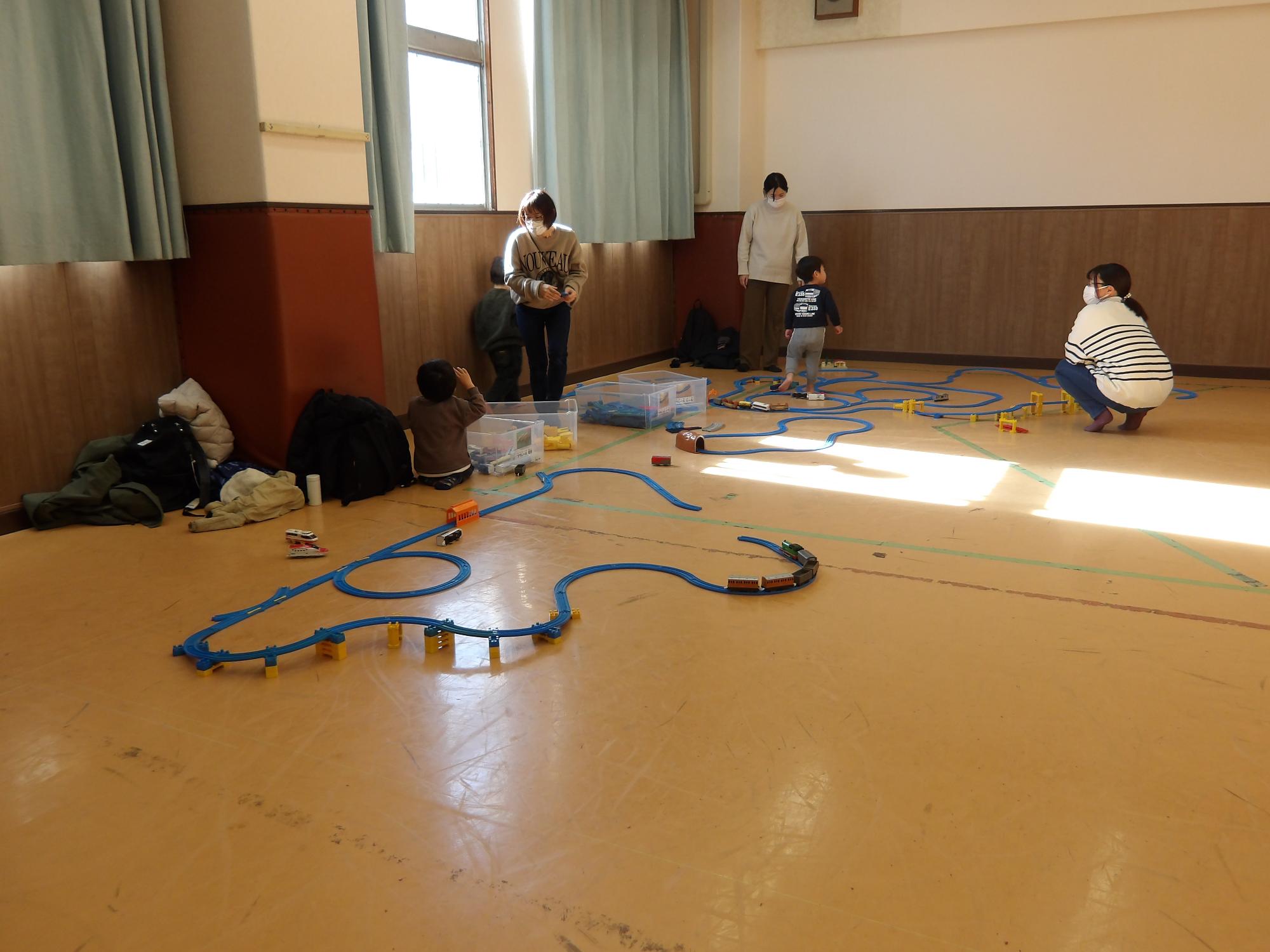 幼児親子がプラレールで遊んでいる様子