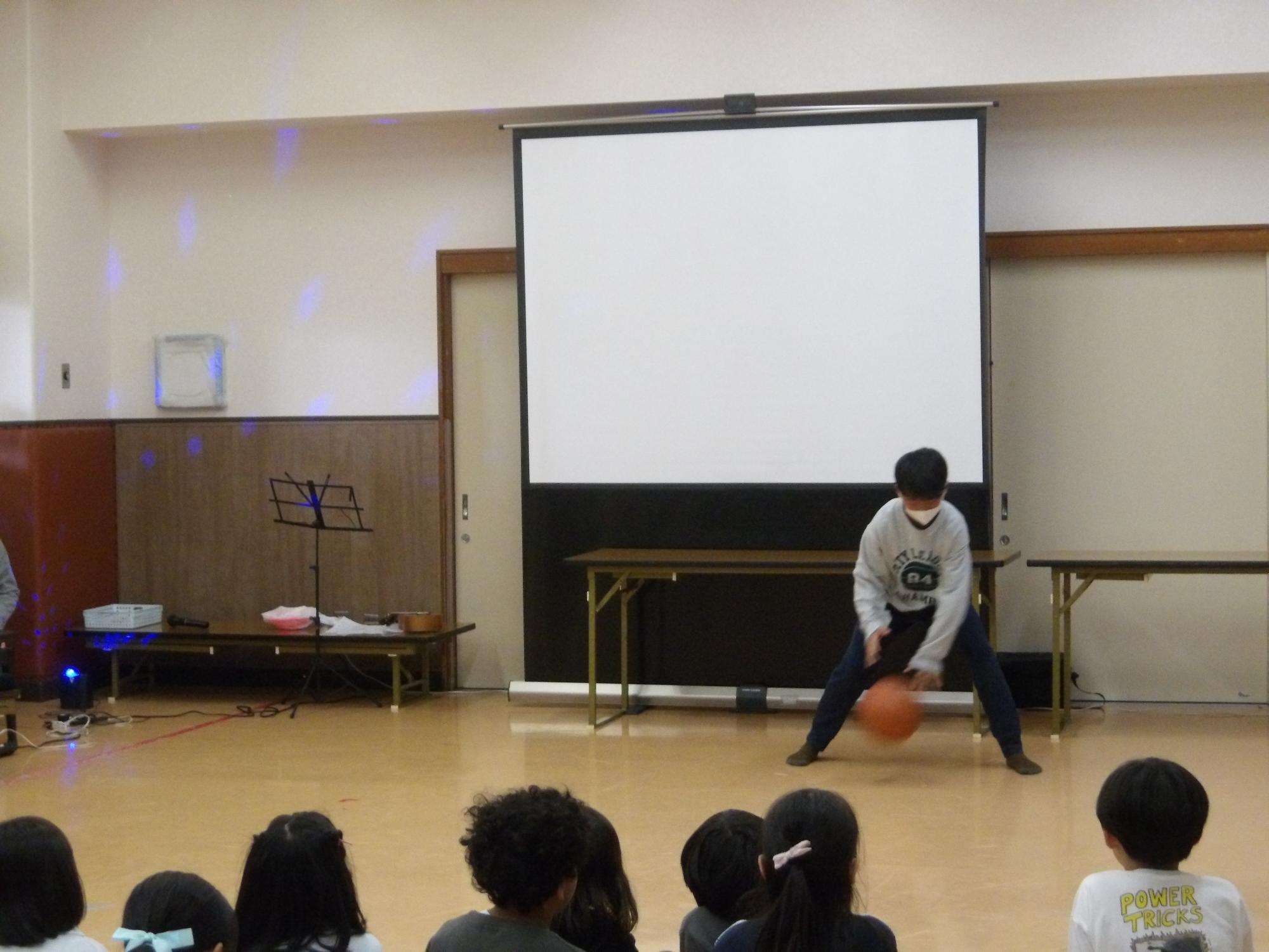 ハンドリングをしている様子の写真