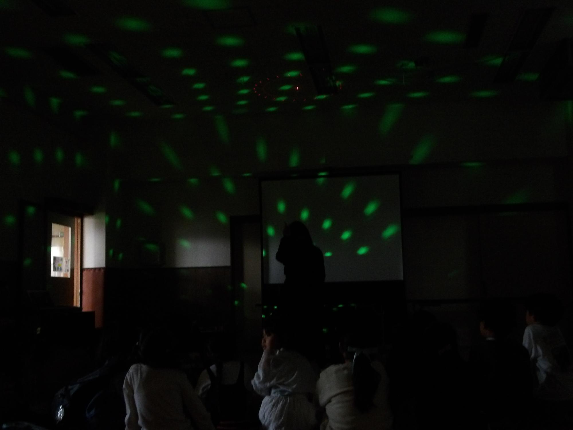 ダンスをしている様子の写真