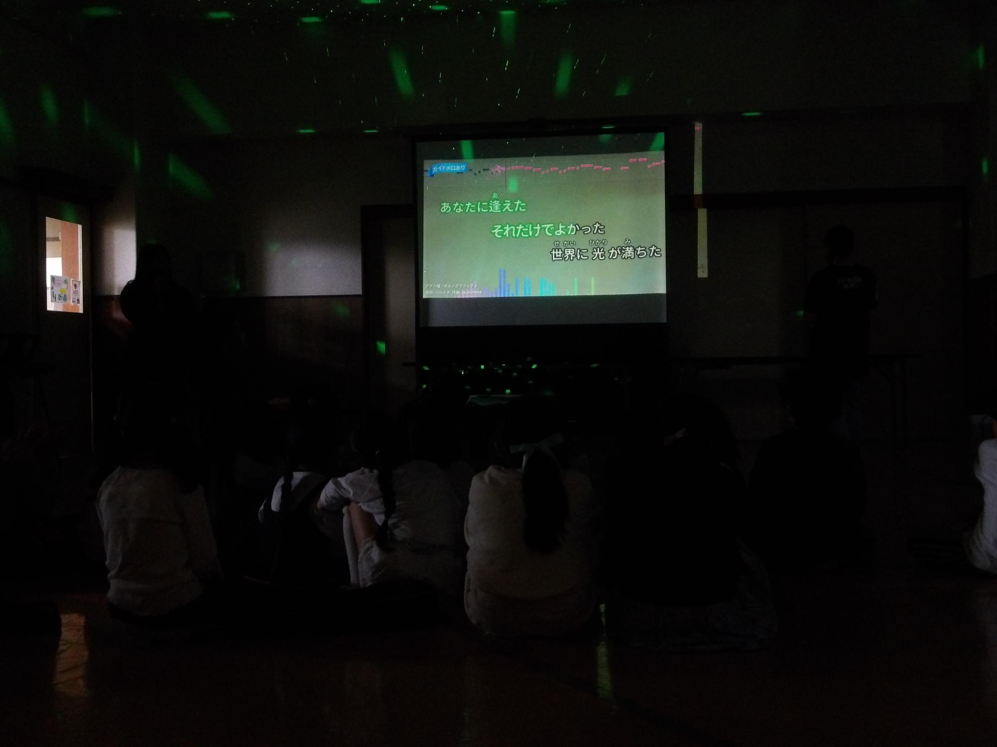 カラオケをしている様子の写真