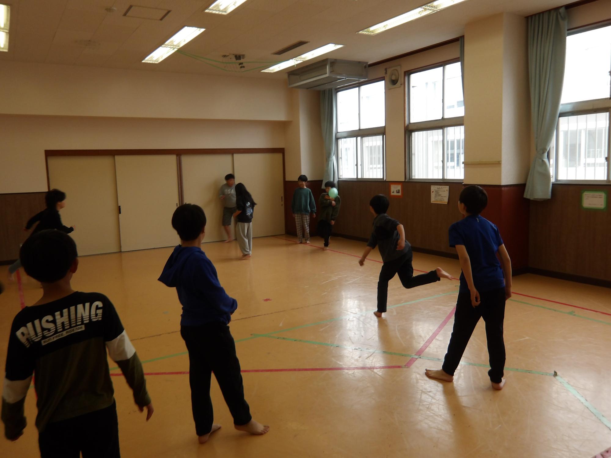 ドッジボールで遊んでいる様子の写真