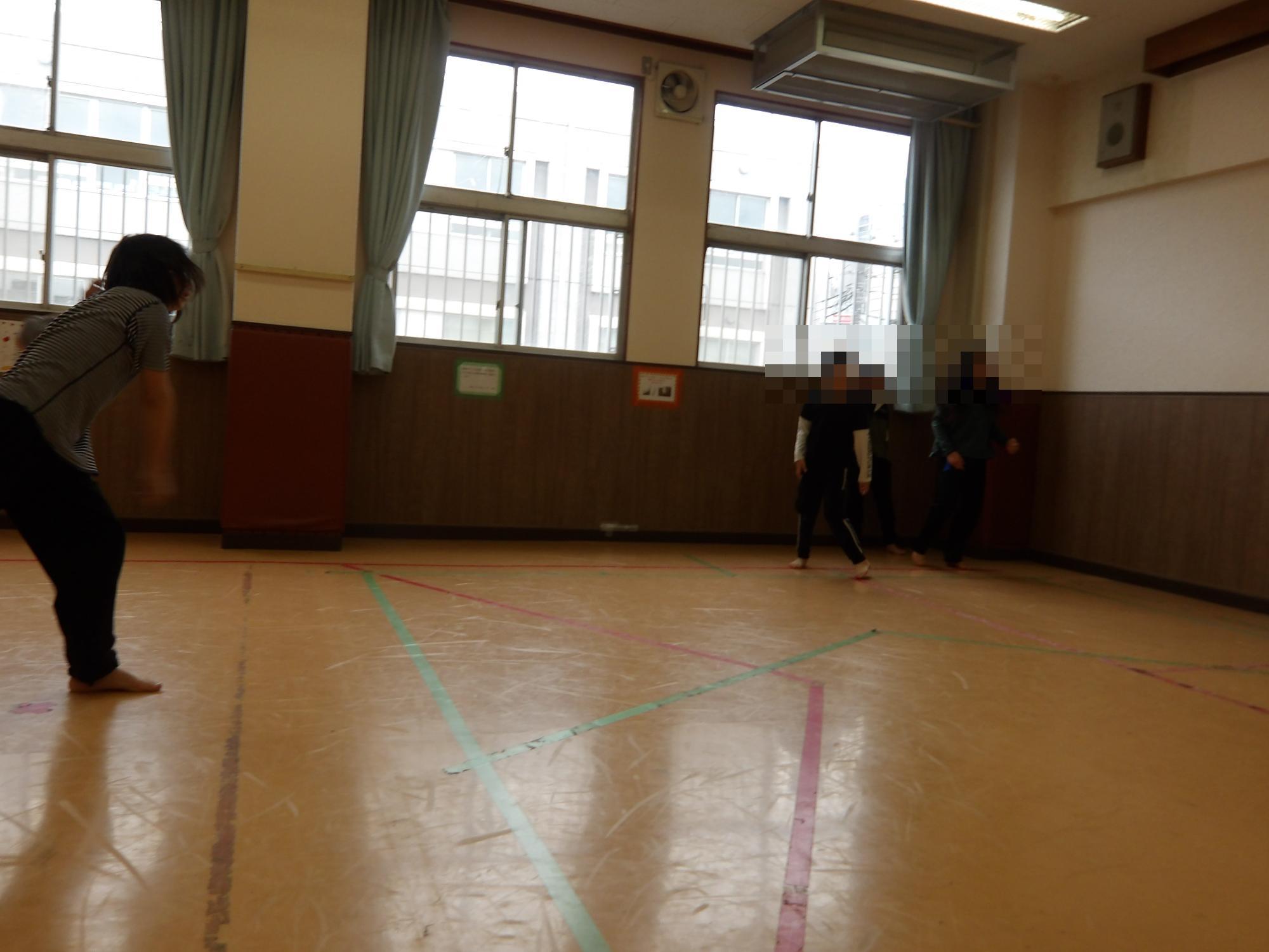 ドッジボールで遊んでいる様子の写真