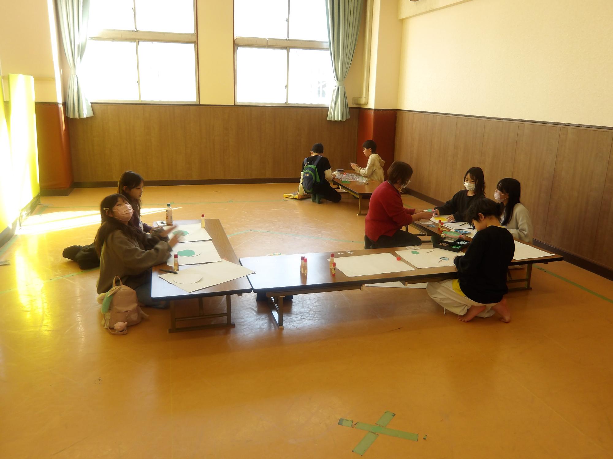 子どもたちが工作をしている写真