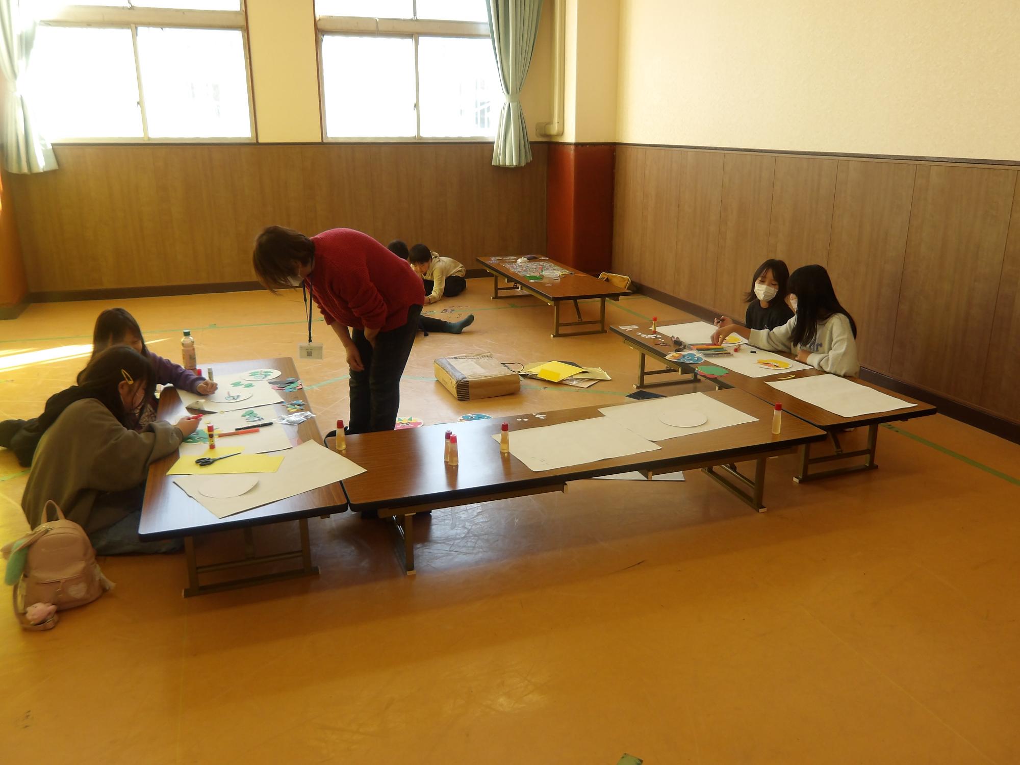子どもたちが工作をしている写真