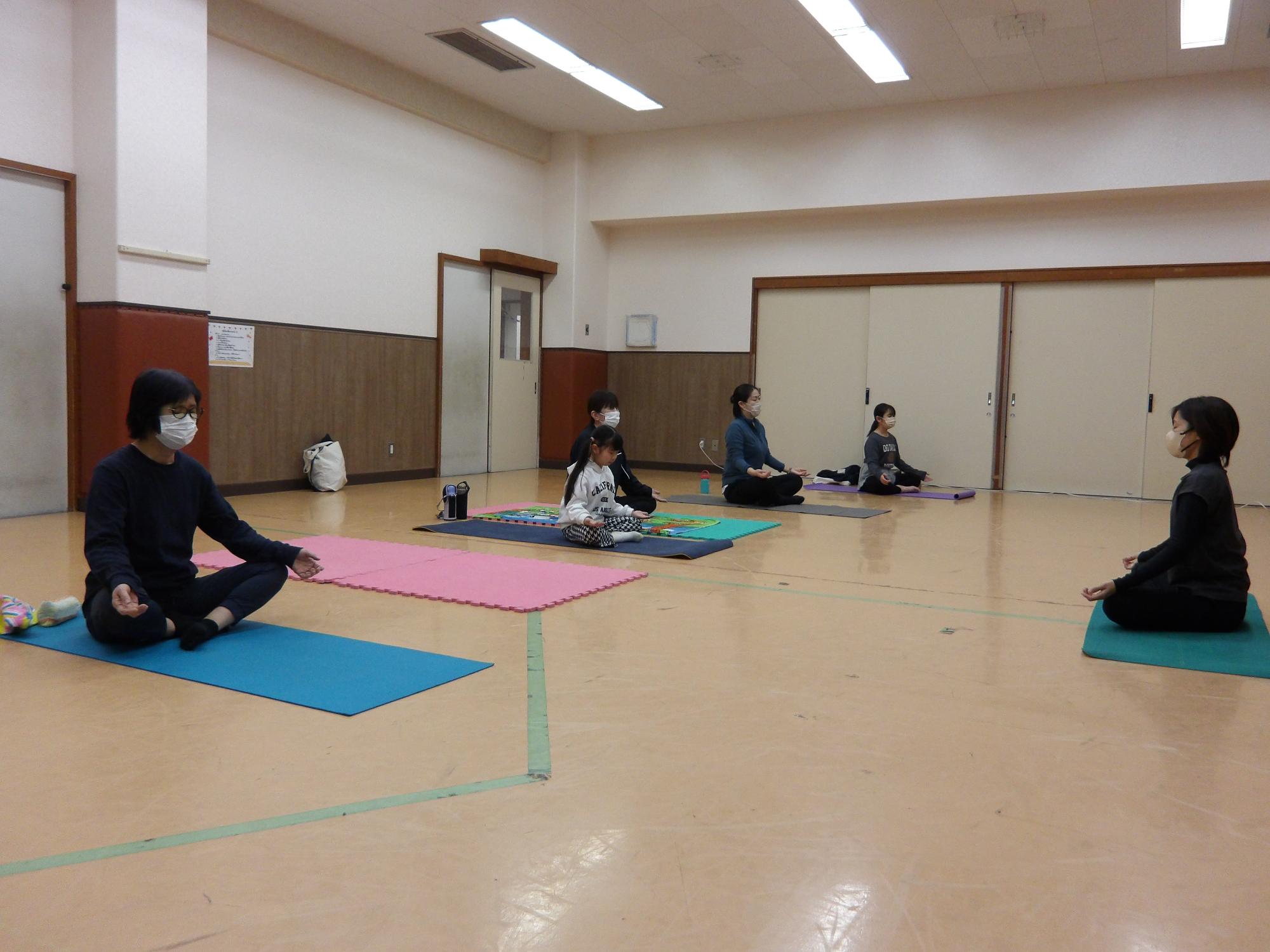 参加者がヨガをしている写真