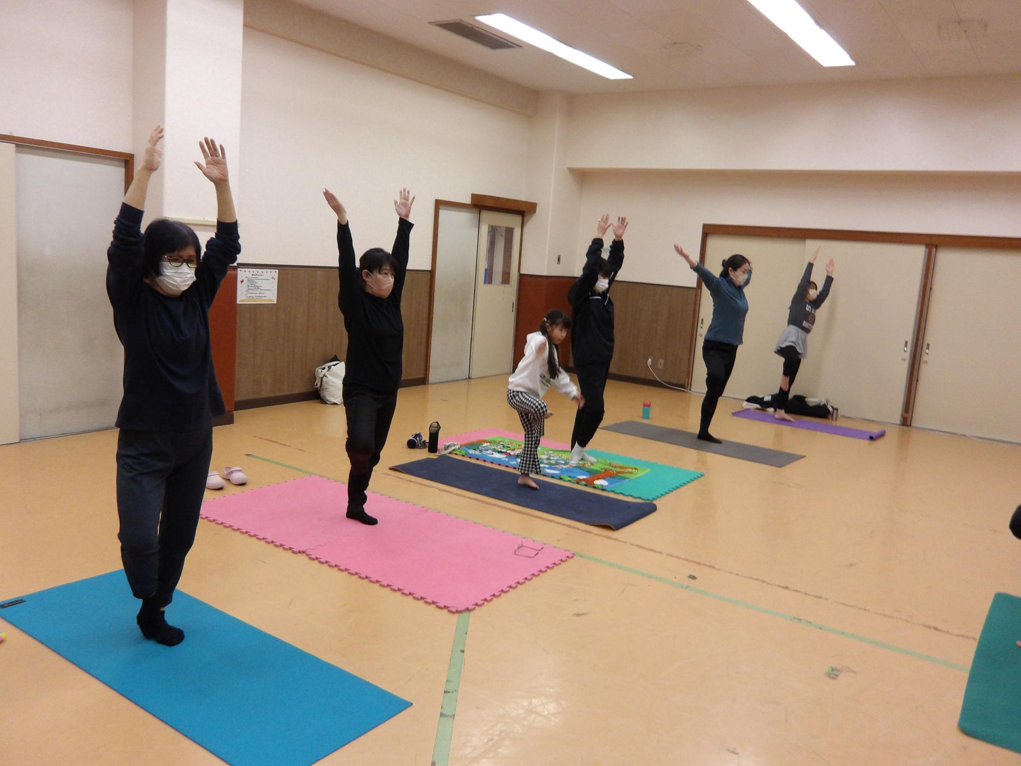 参加者がヨガをしている写真
