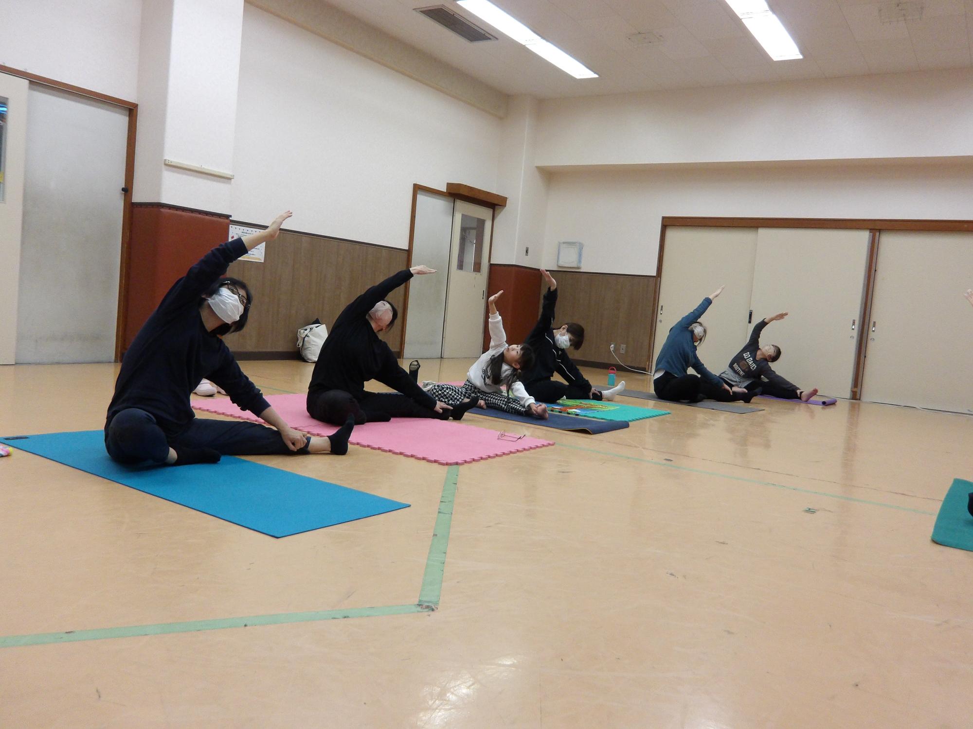 参加者がヨガをしている写真